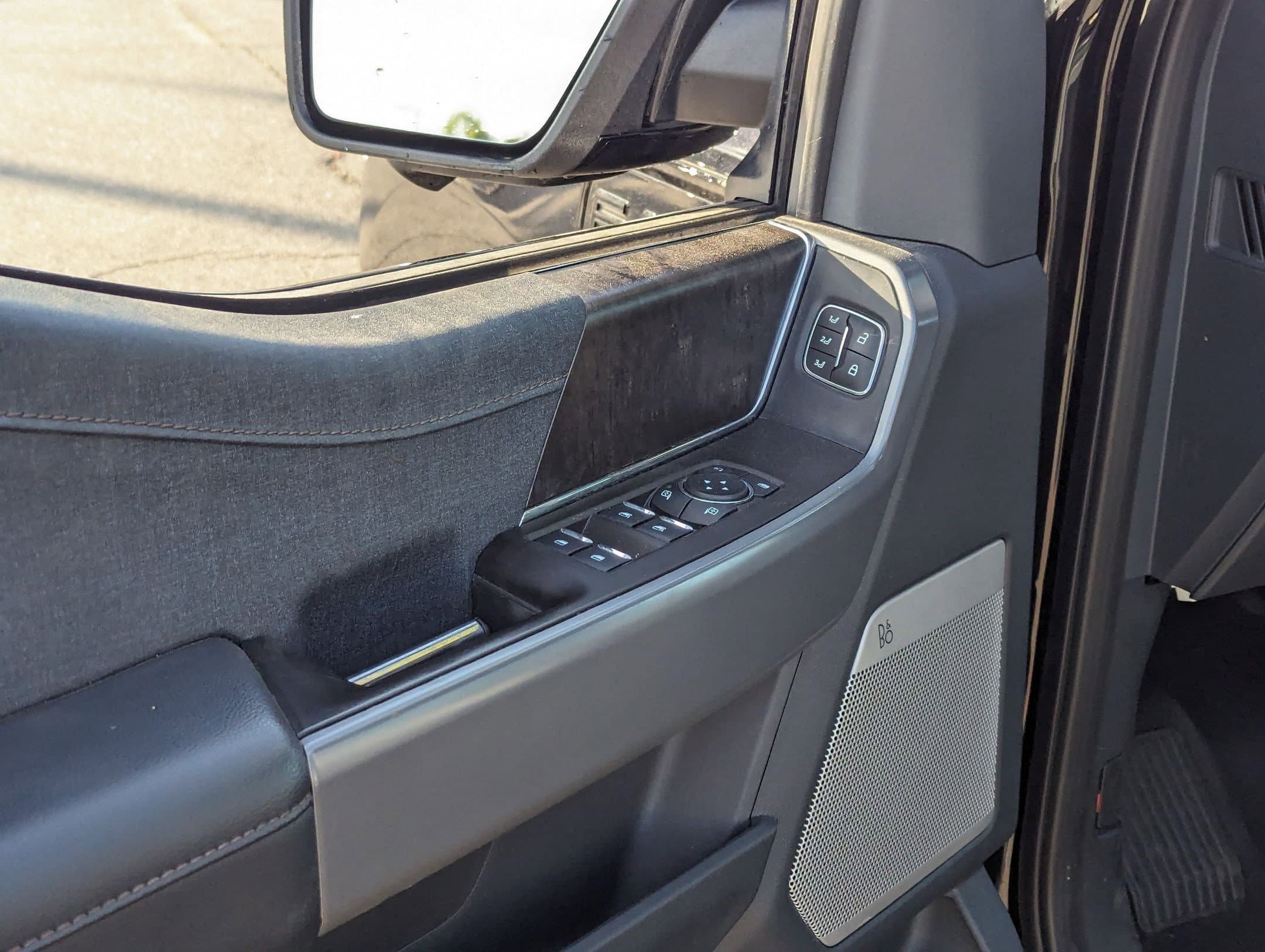 Vehicle photo 13