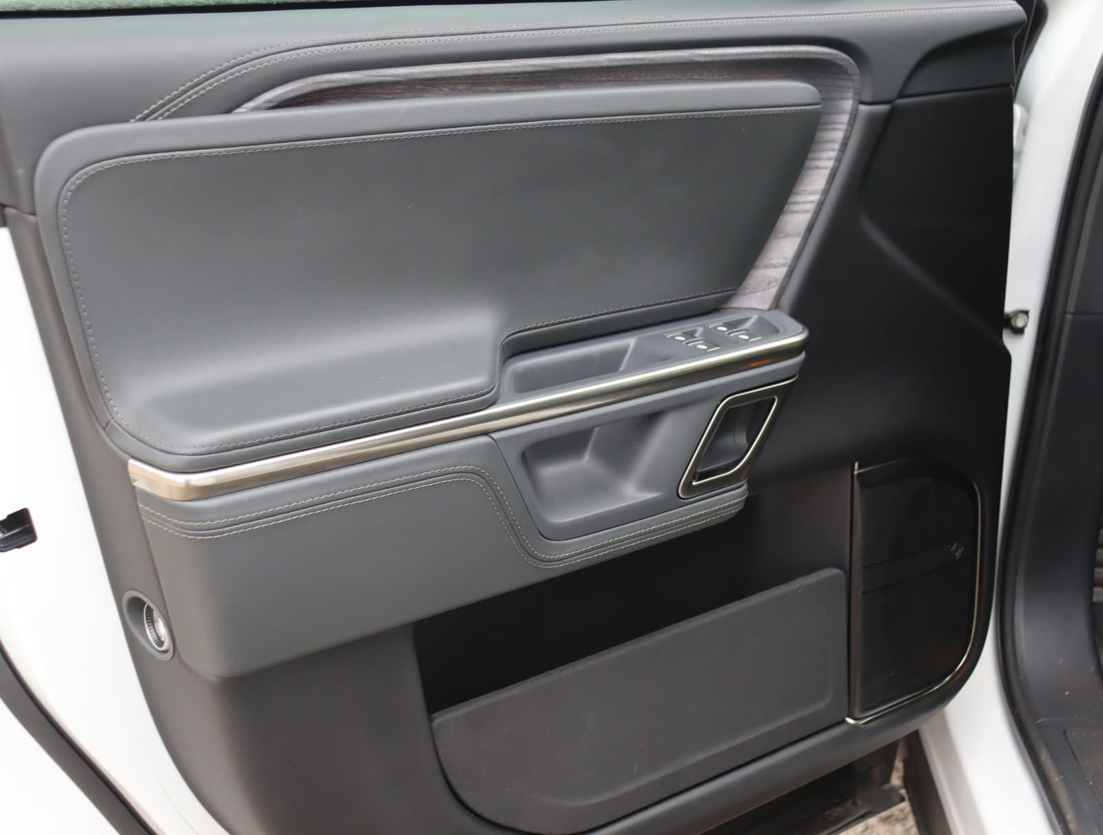Vehicle photo 12
