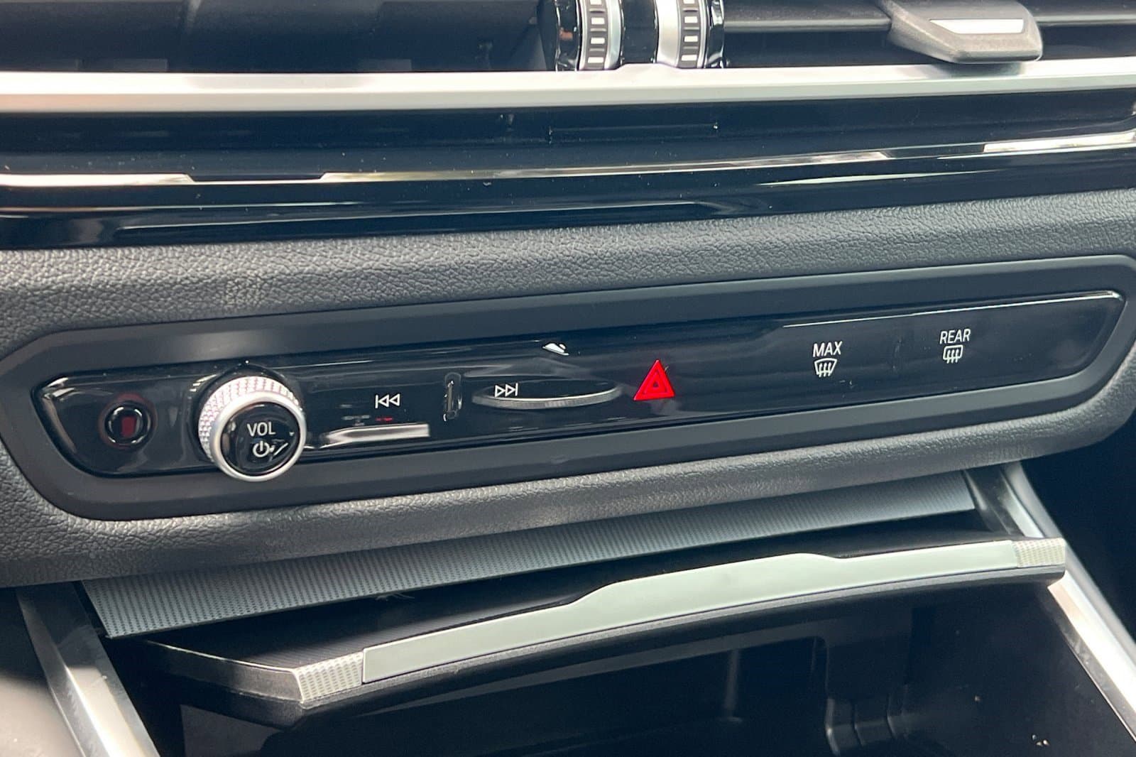 Vehicle photo 24