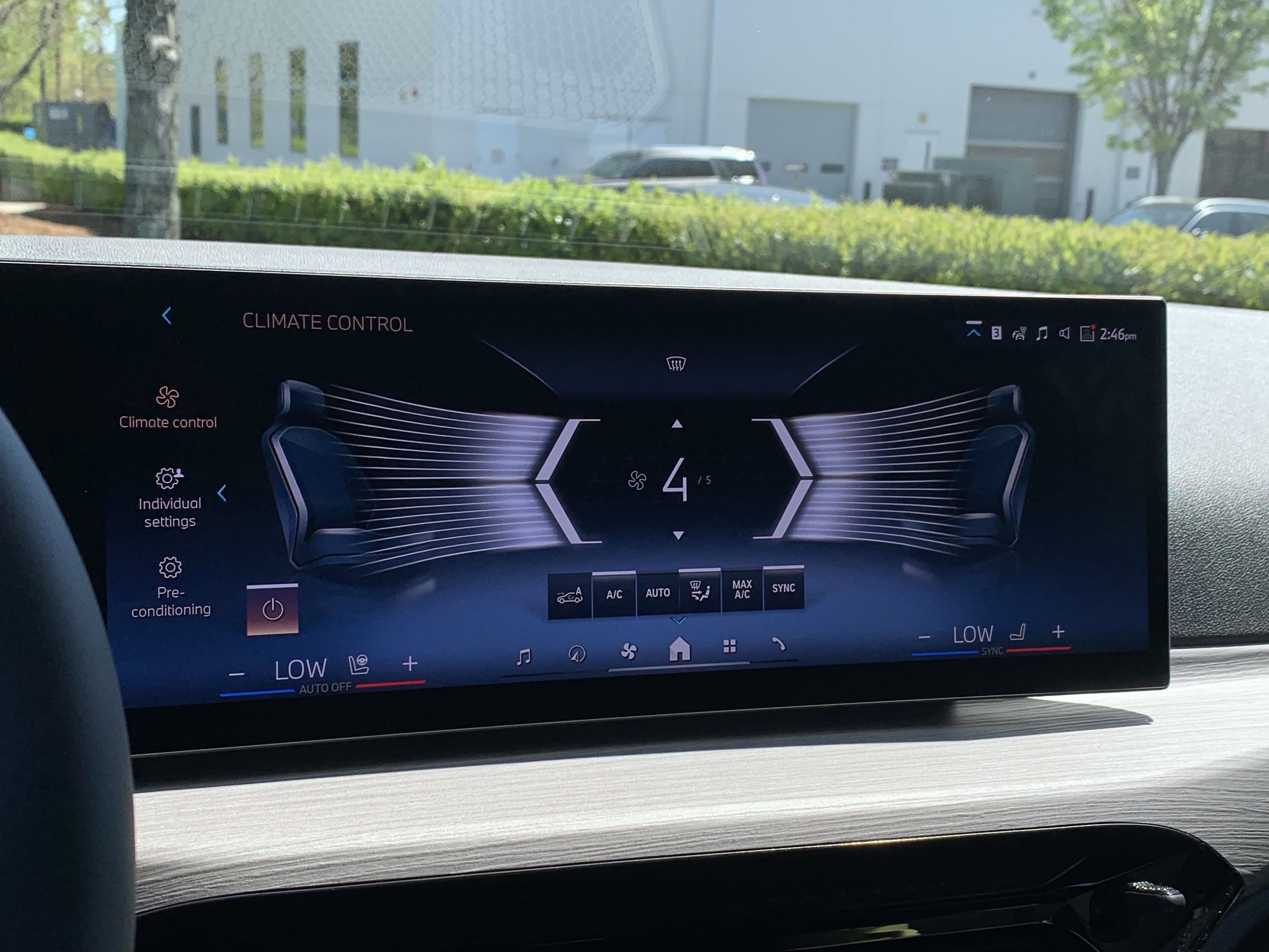 Vehicle photo 24