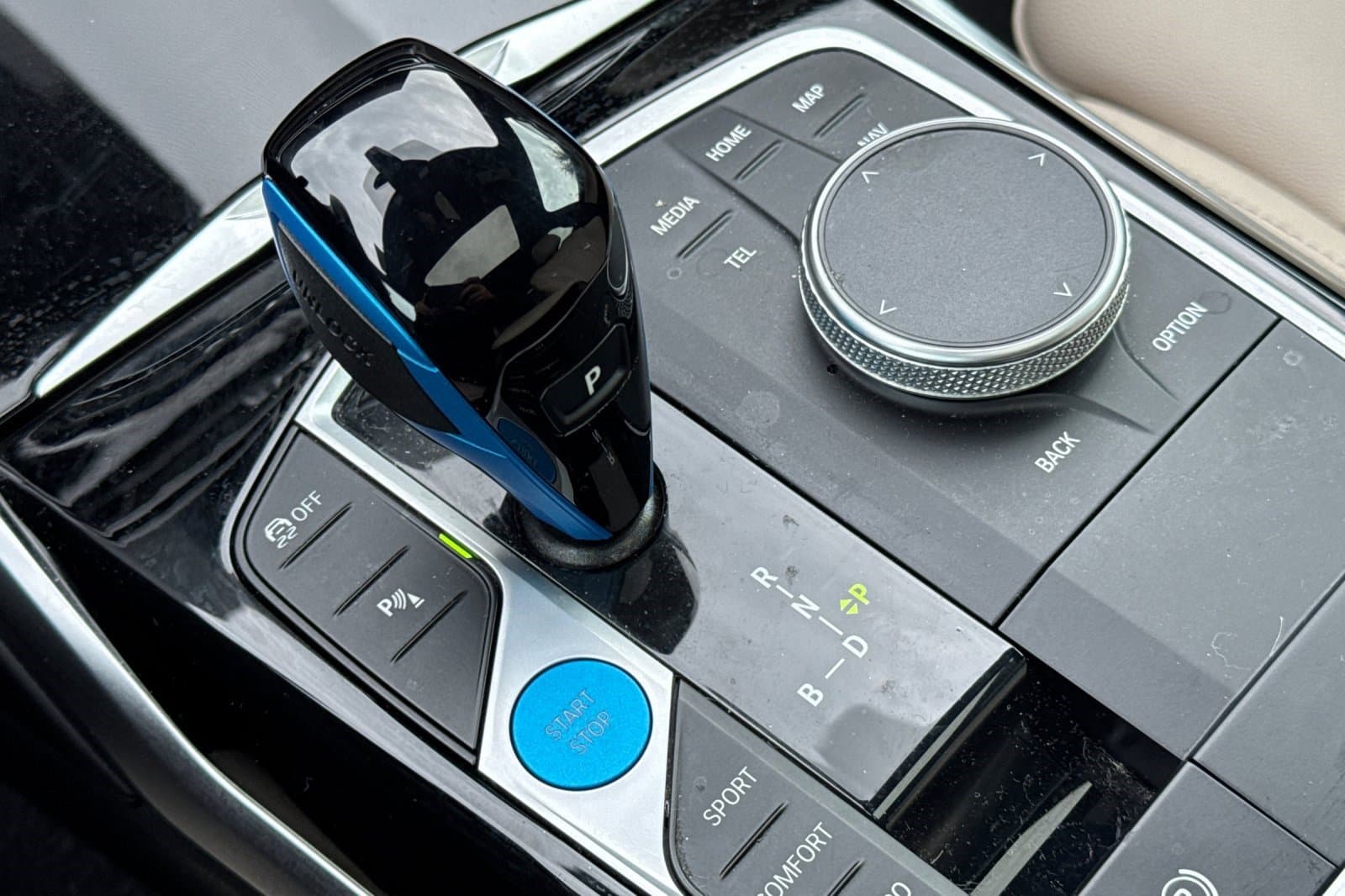 Vehicle photo 24