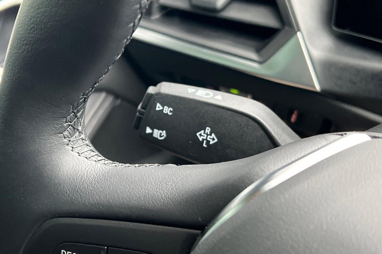 Vehicle photo 30