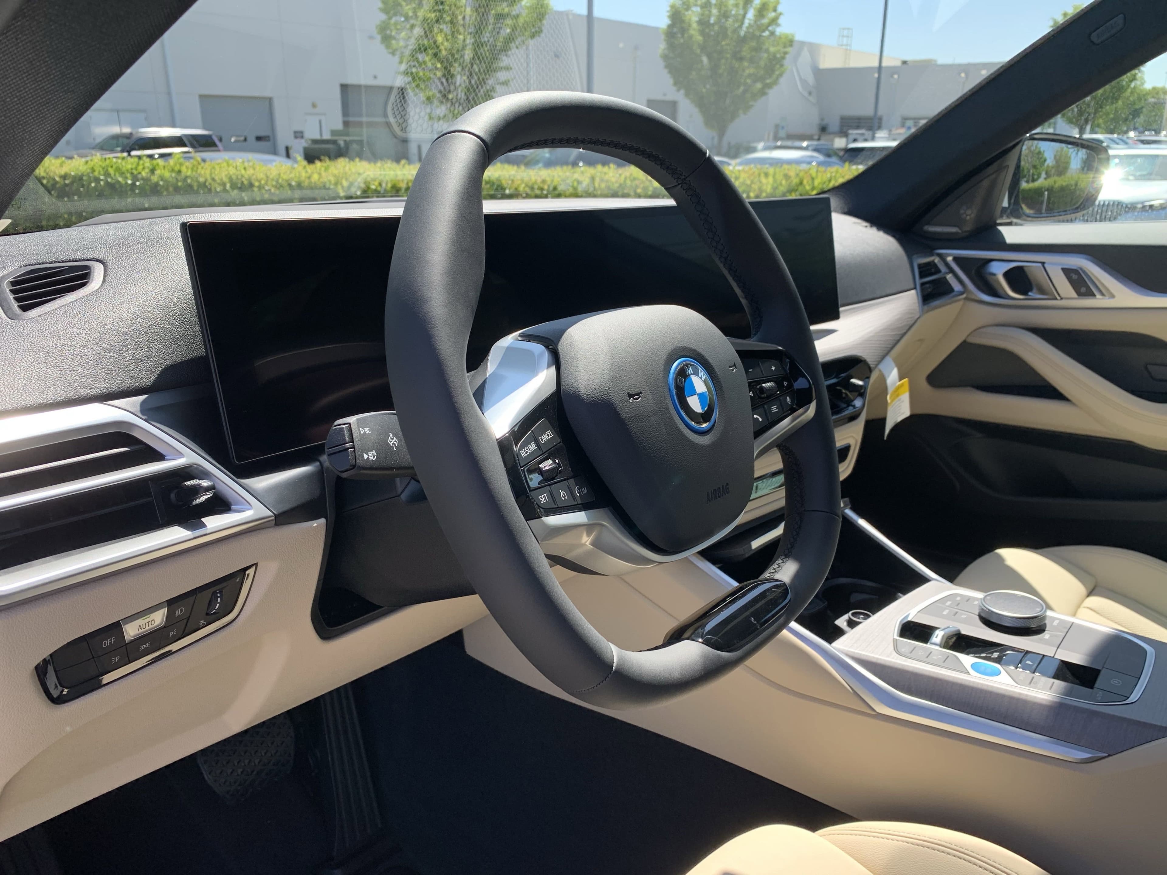 Vehicle photo 14