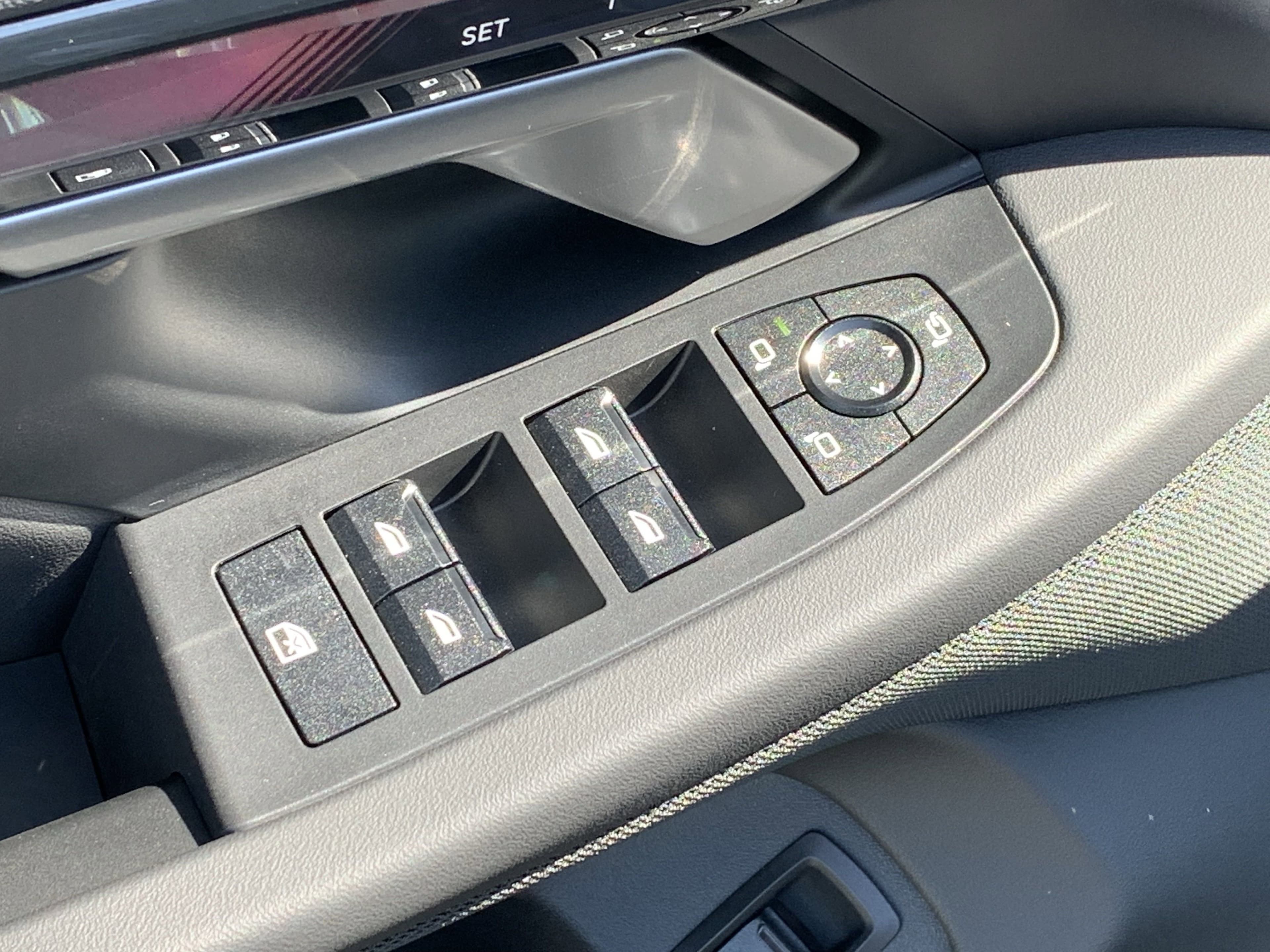 Vehicle photo 12