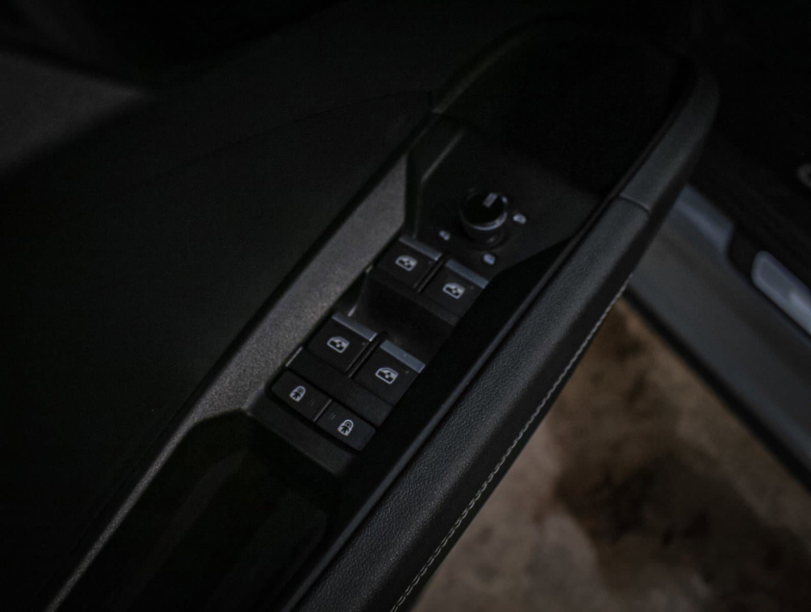 Vehicle photo 13