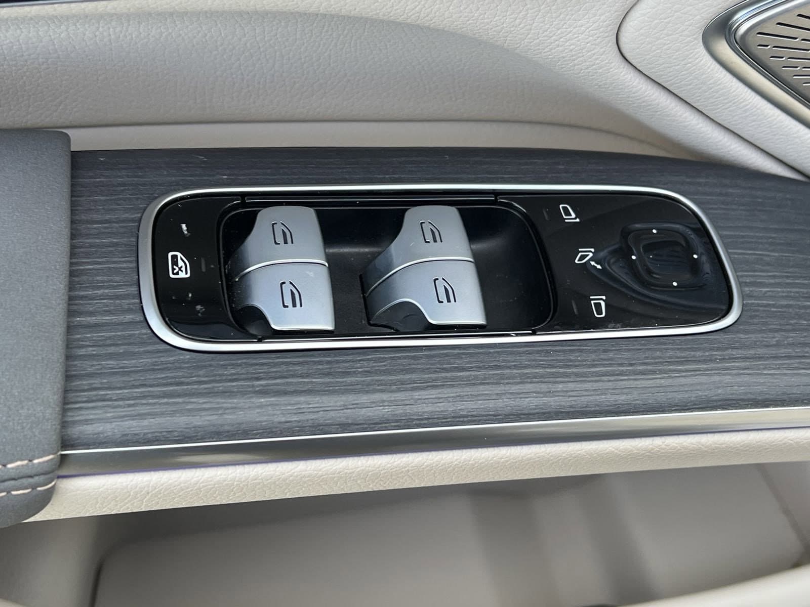 Vehicle photo 13