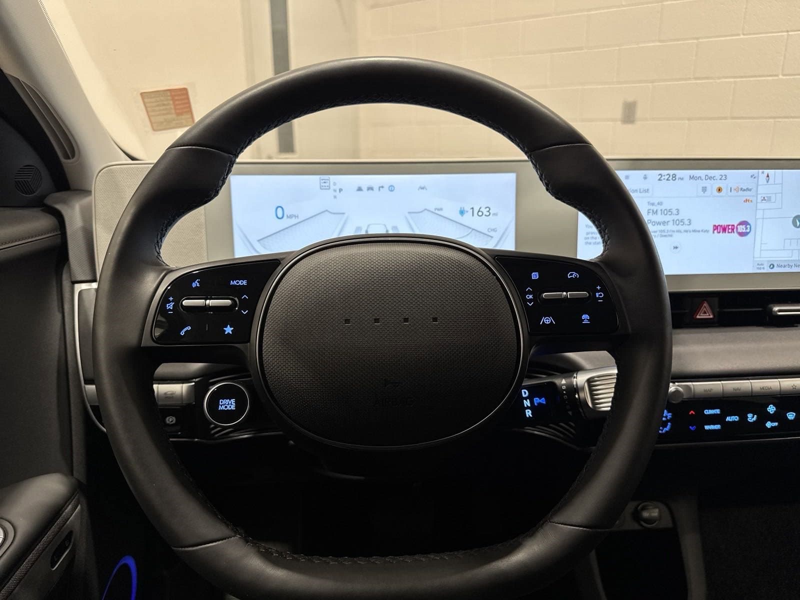 Vehicle photo 23