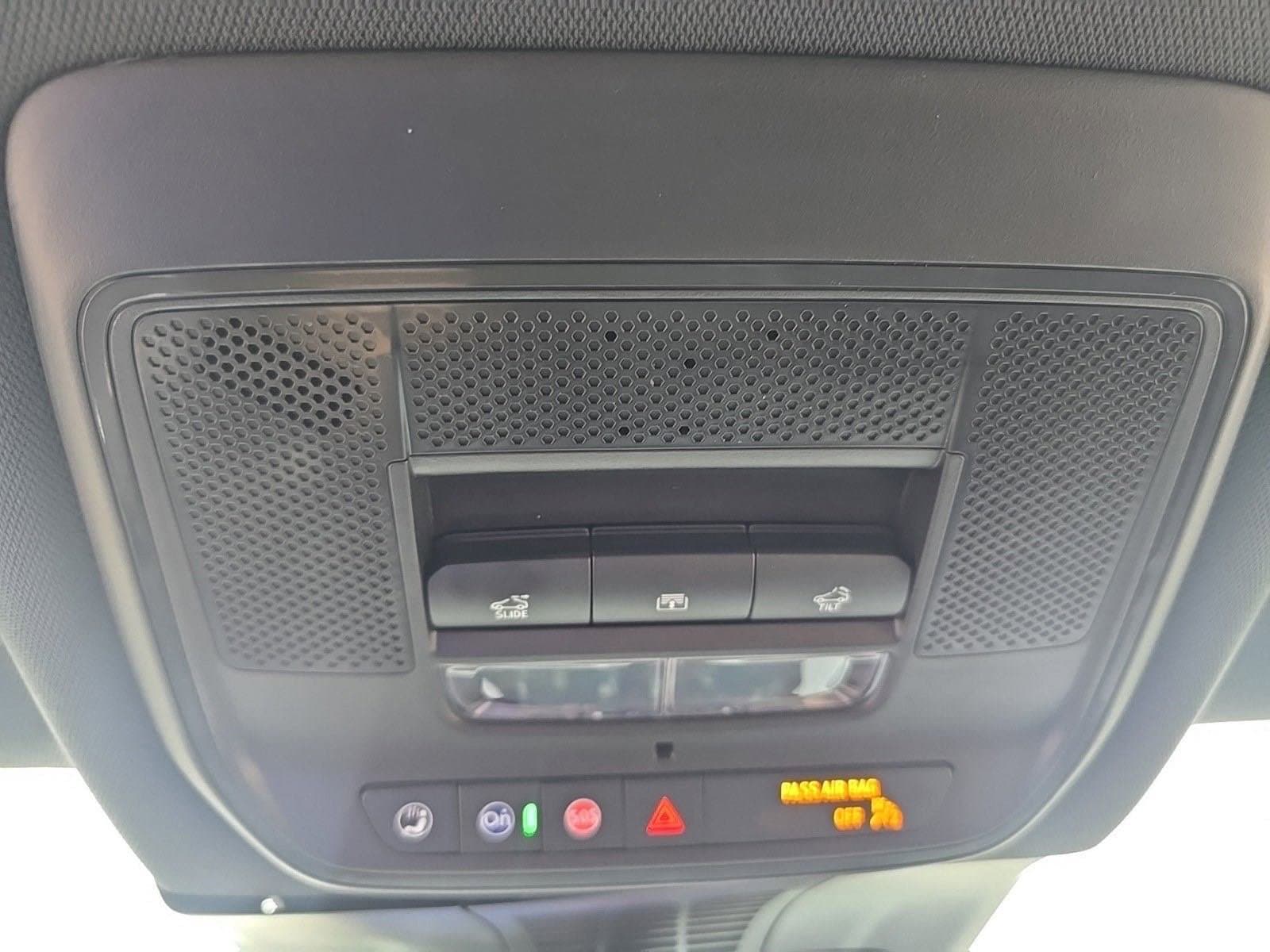 Vehicle photo 24