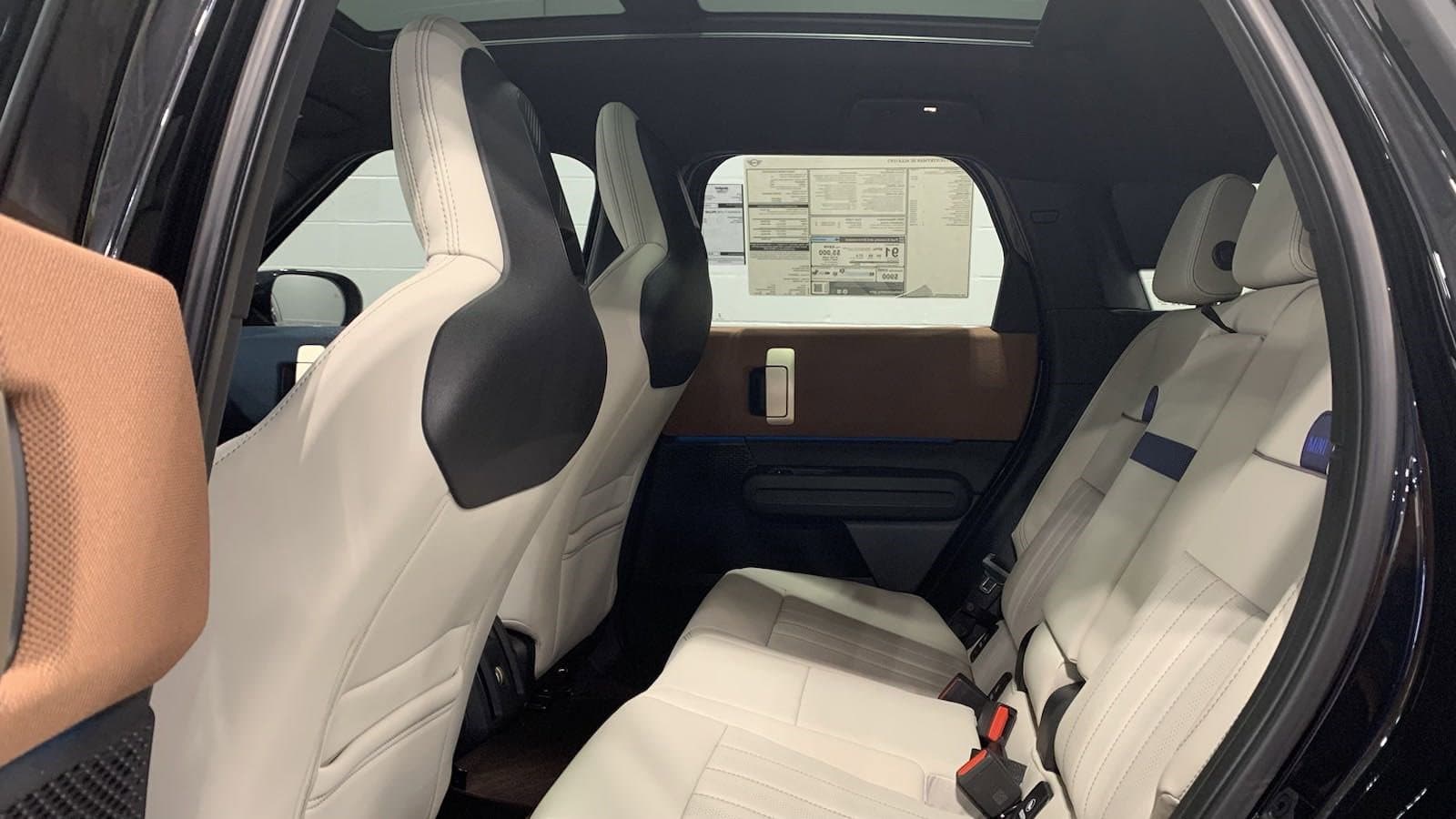 Vehicle photo 28