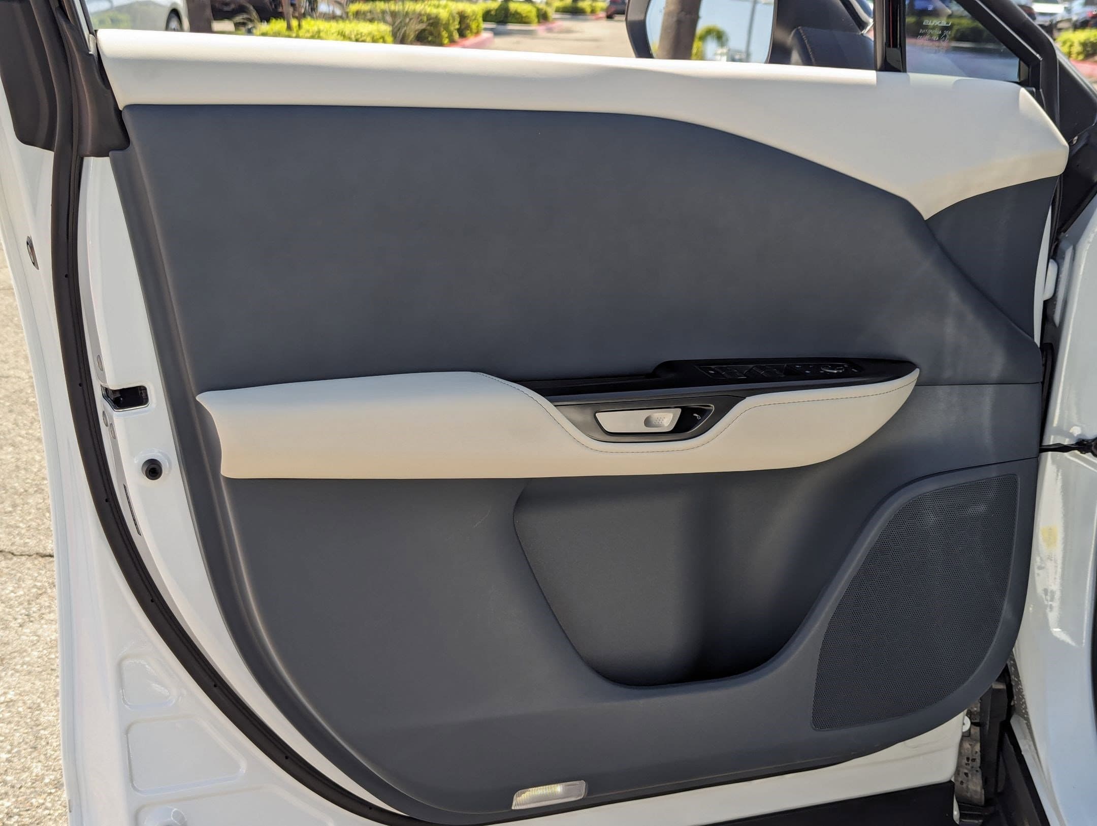 Vehicle photo 12