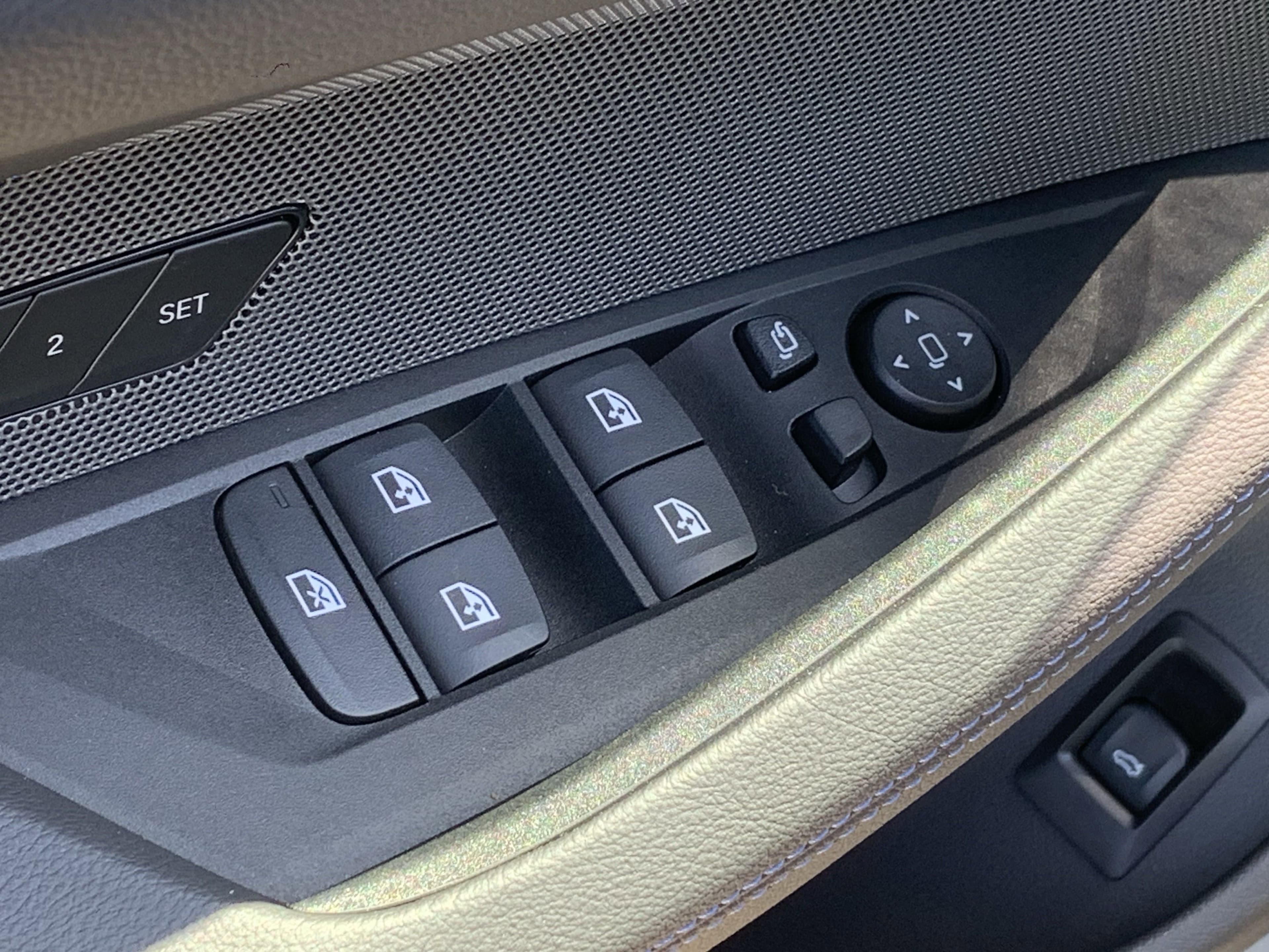 Vehicle photo 12