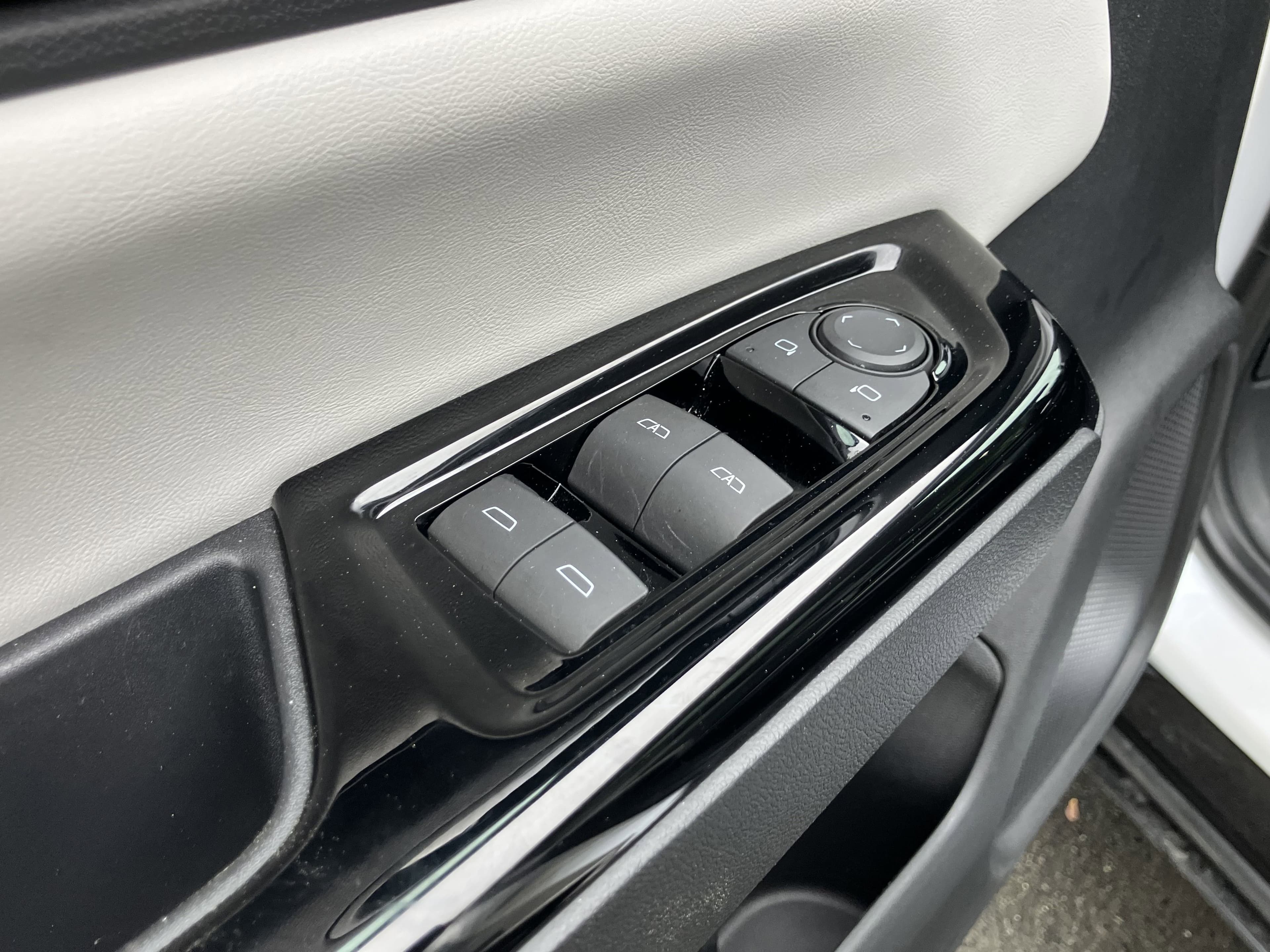 Vehicle photo 13