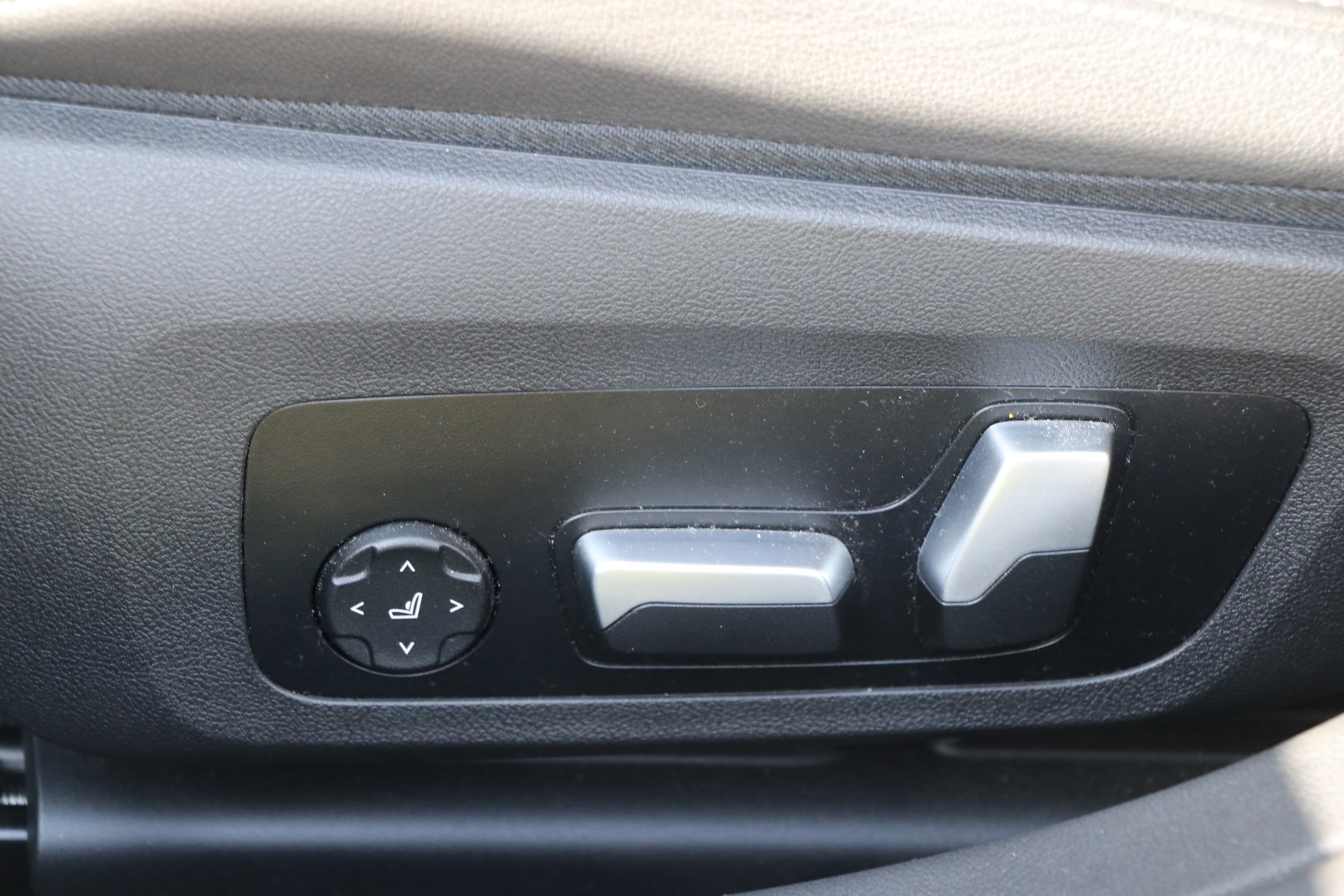 Vehicle photo 26