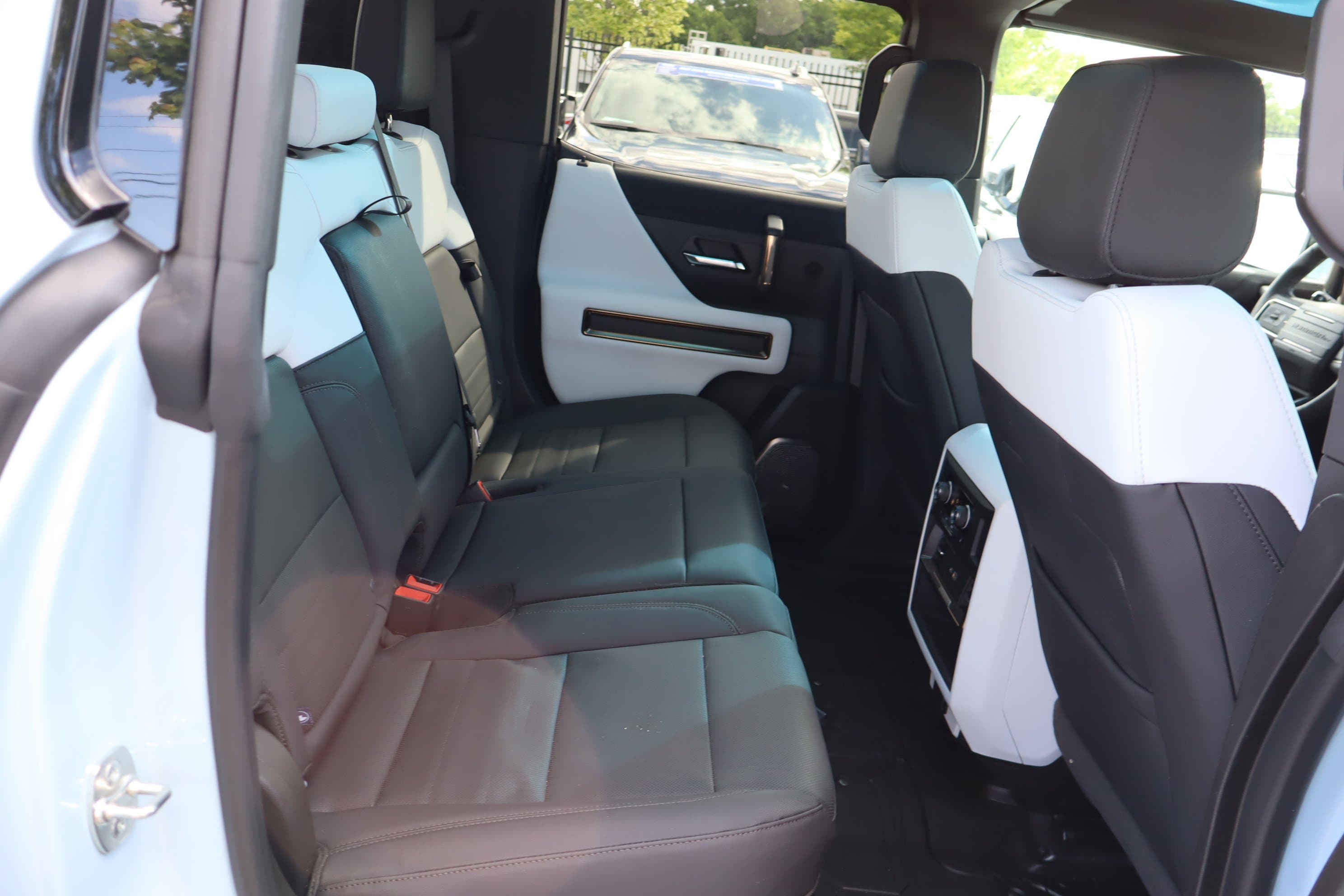 Vehicle photo 37