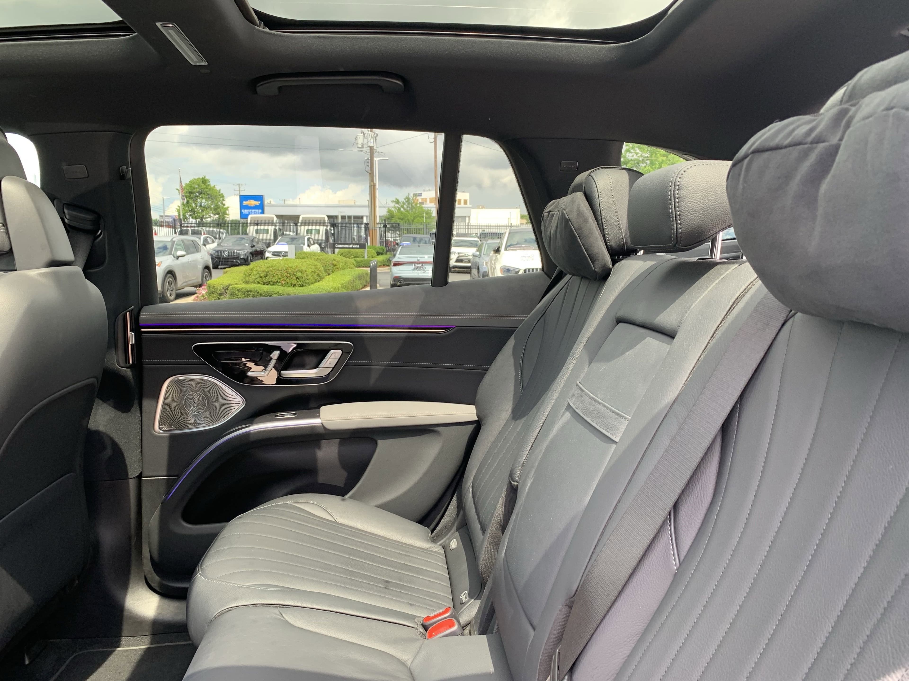 Vehicle photo 30