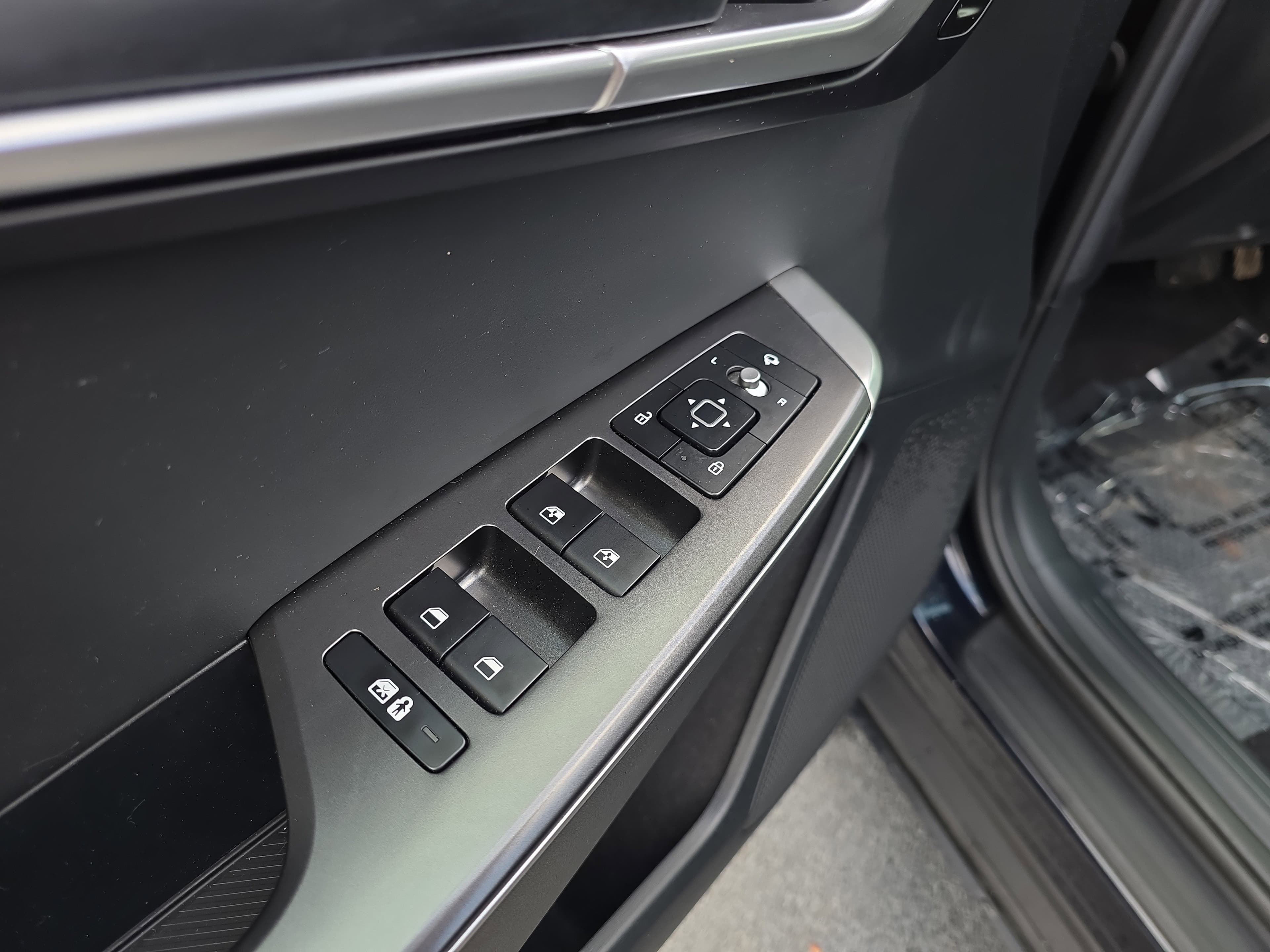 Vehicle photo 13