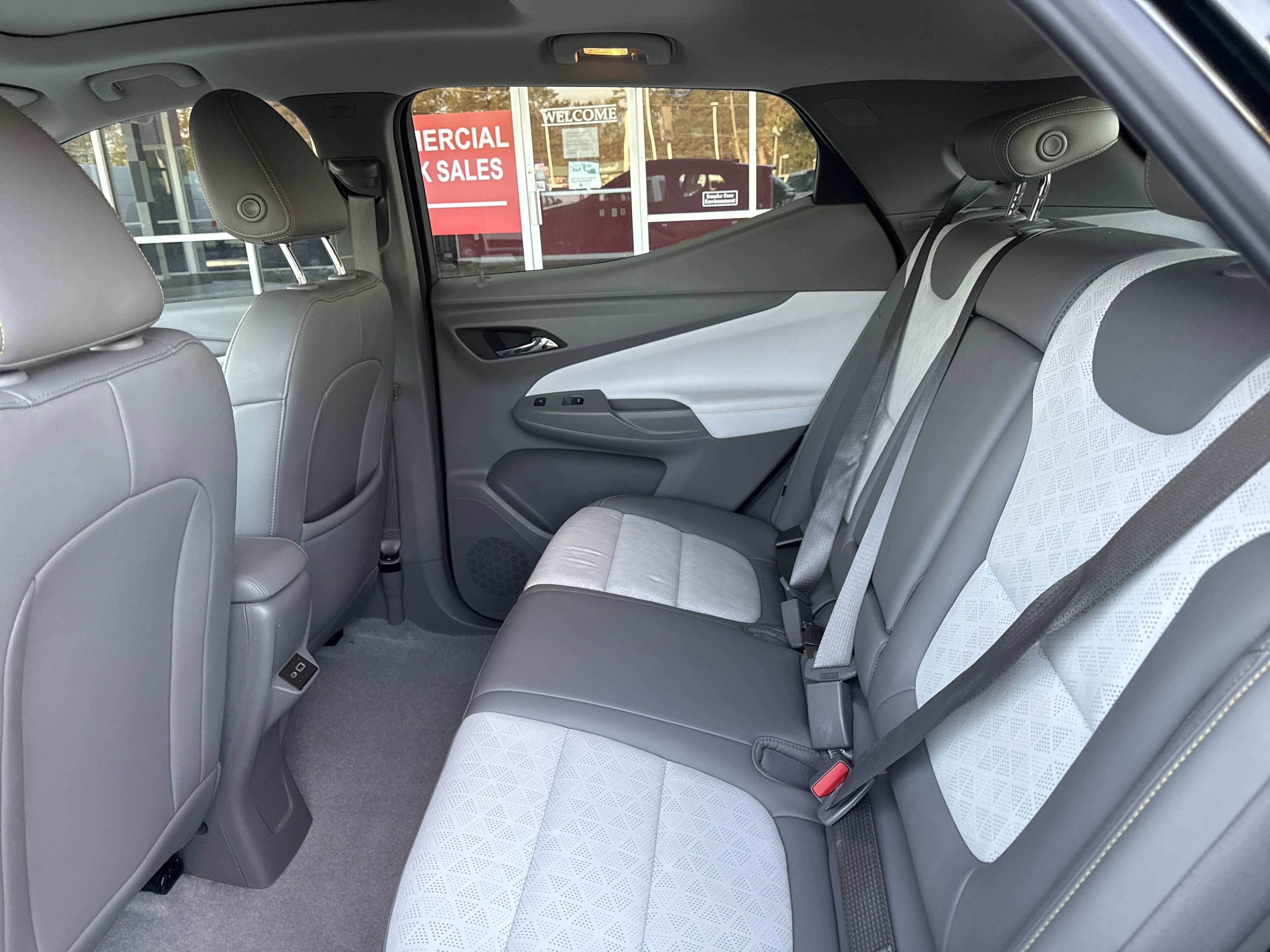Vehicle photo 29