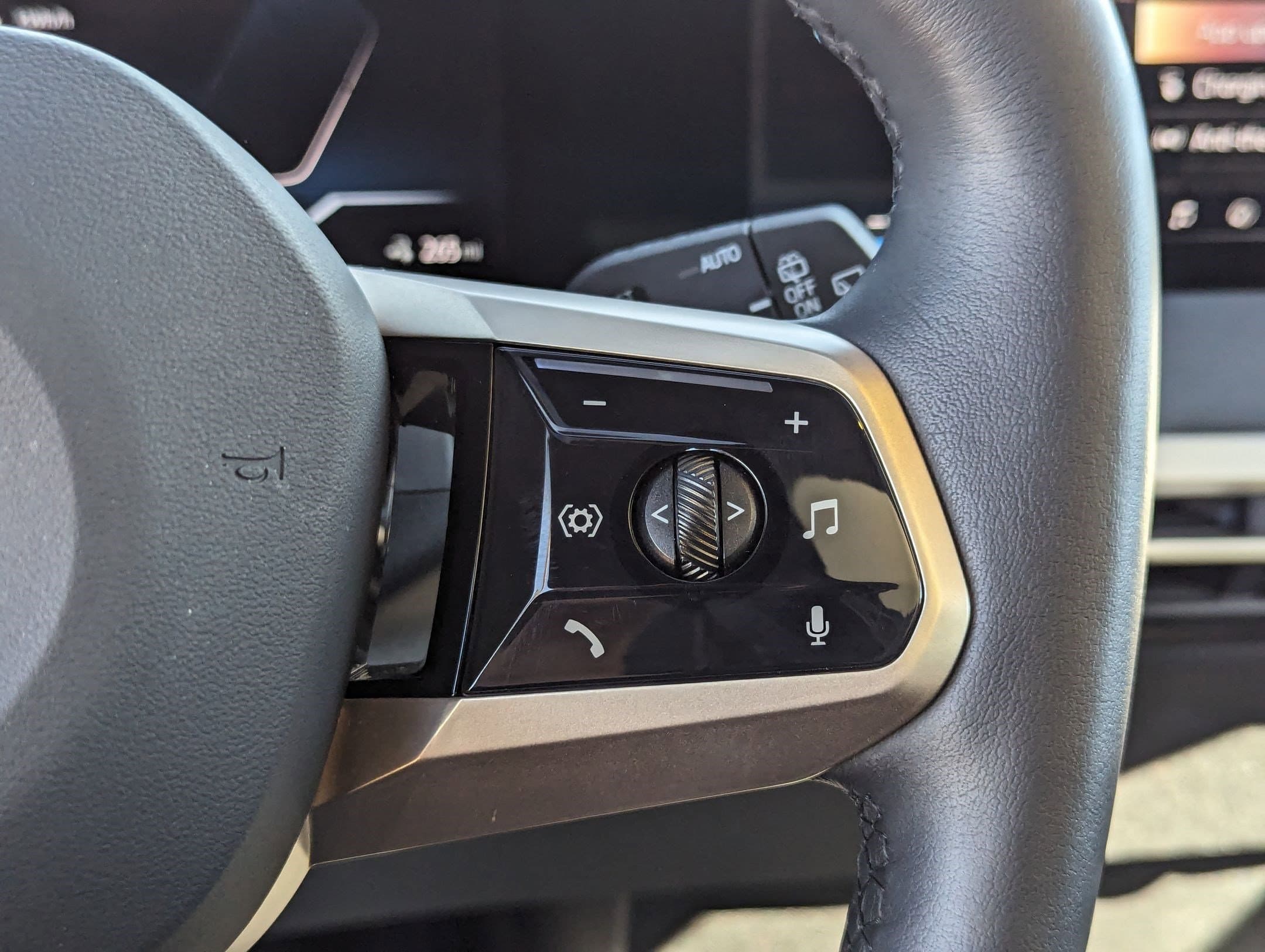 Vehicle photo 18