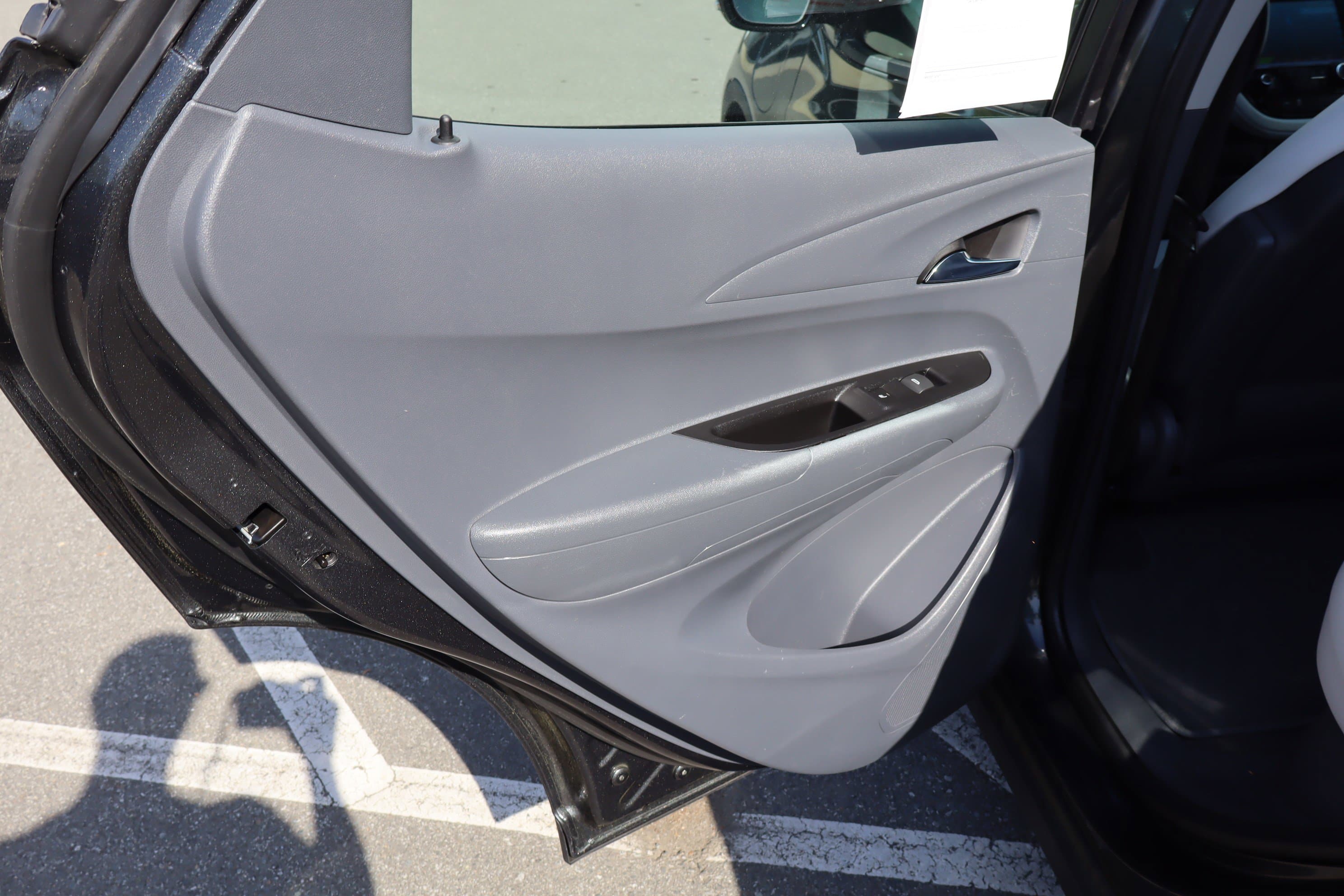 Vehicle photo 28