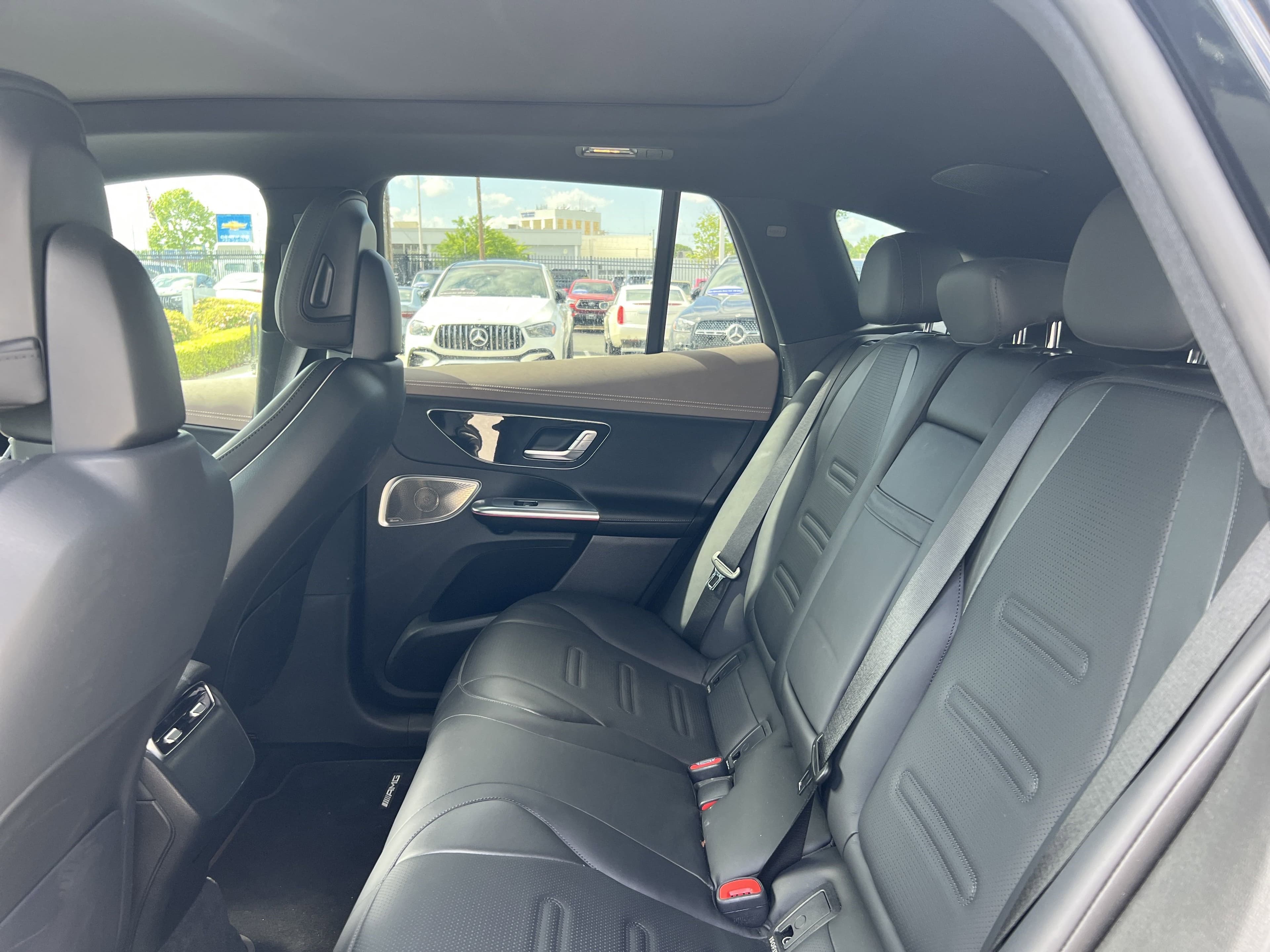 Vehicle photo 30