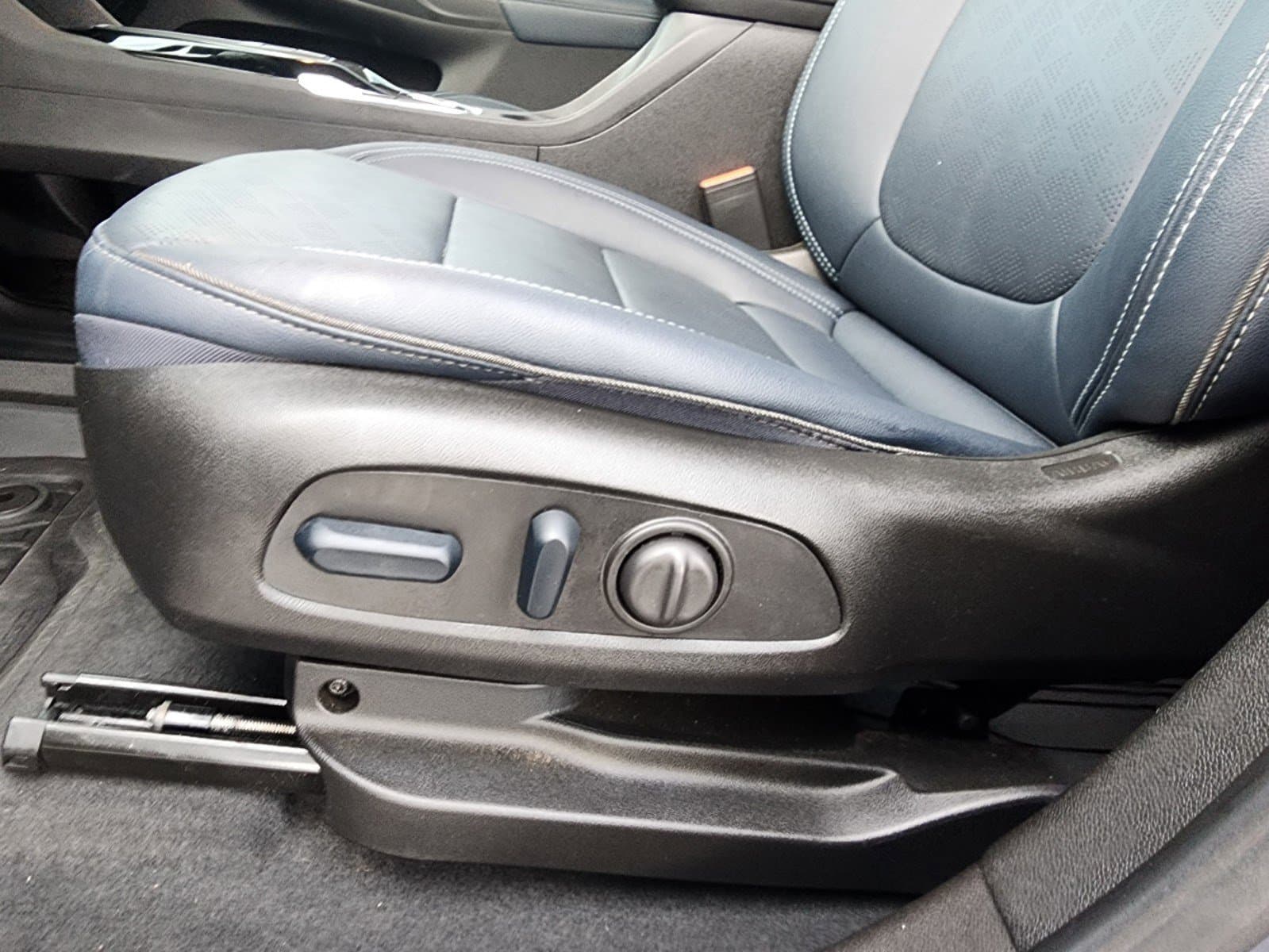 Vehicle photo 23