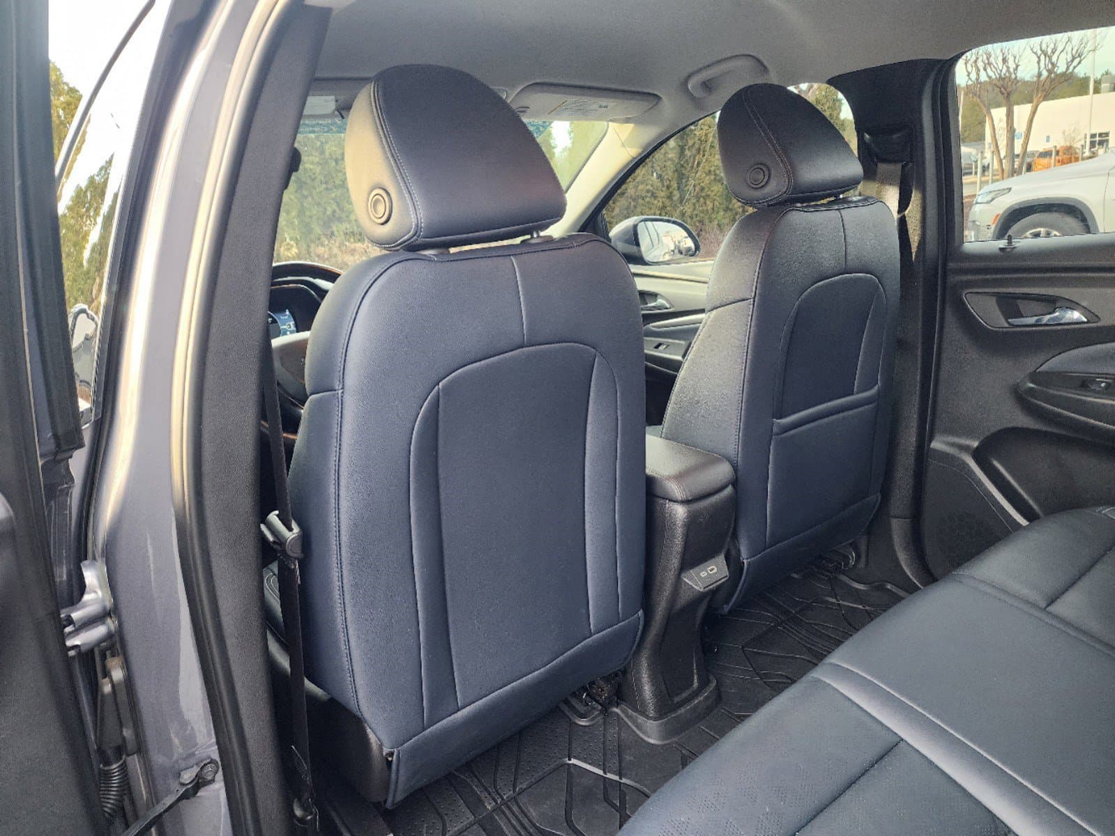 Vehicle photo 13