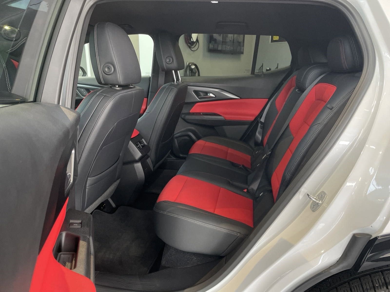 Vehicle photo 28