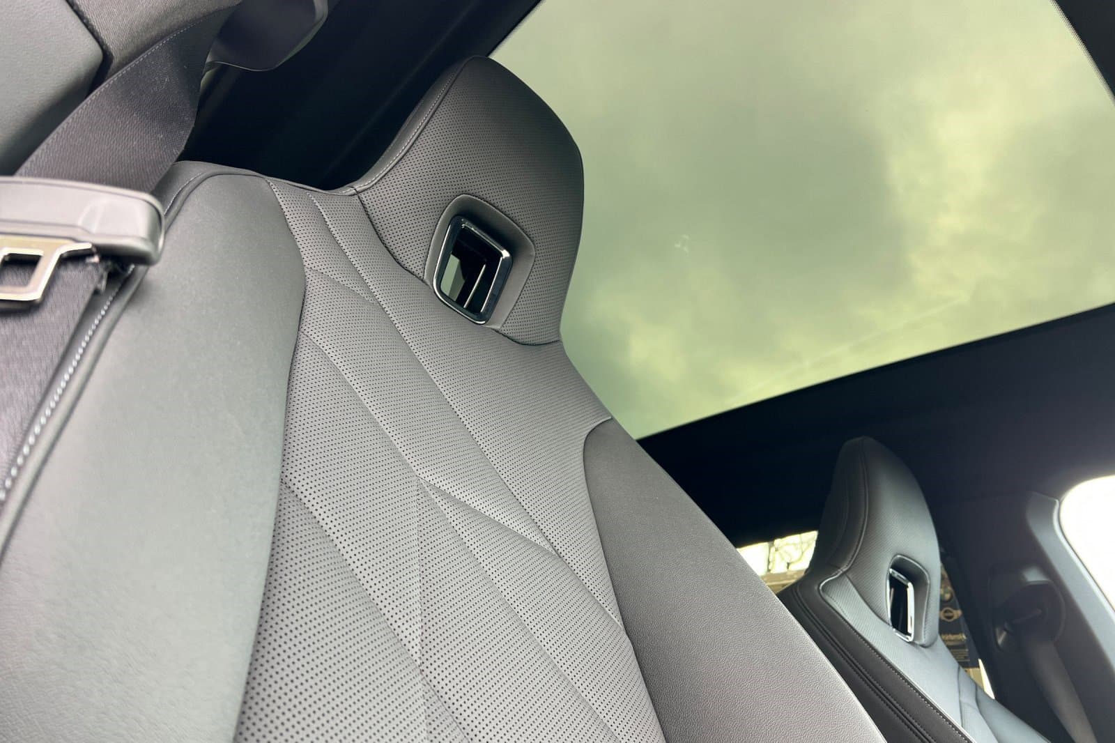 Vehicle photo 19