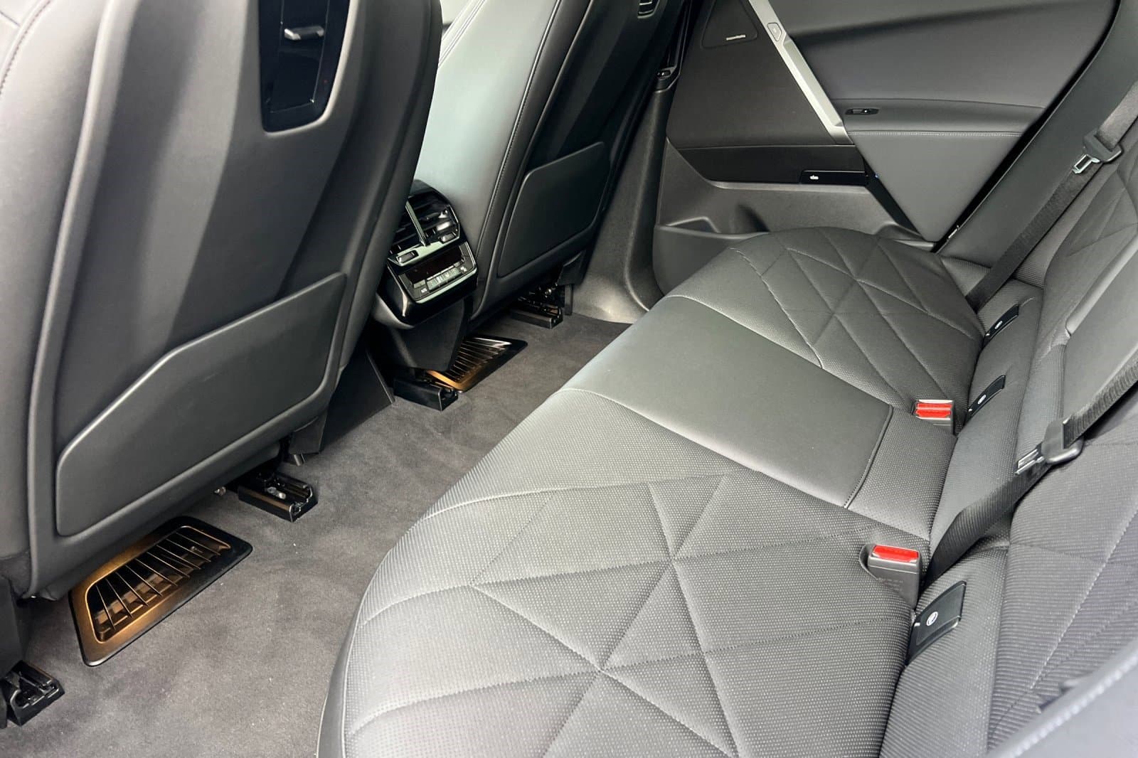 Vehicle photo 13