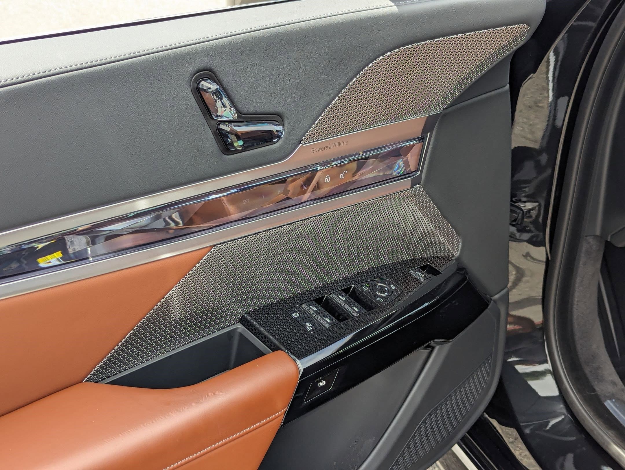 Vehicle photo 13