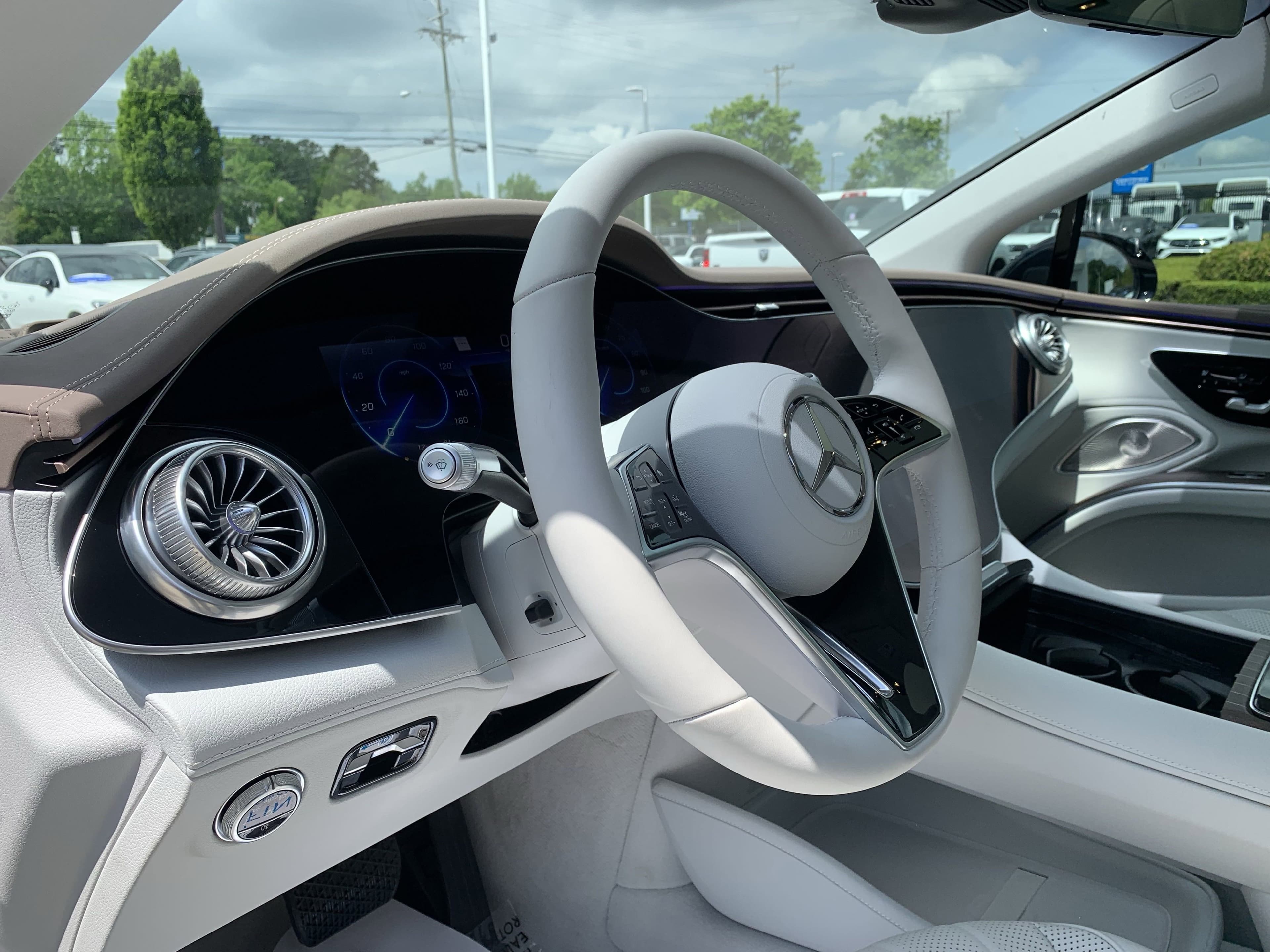 Vehicle photo 14