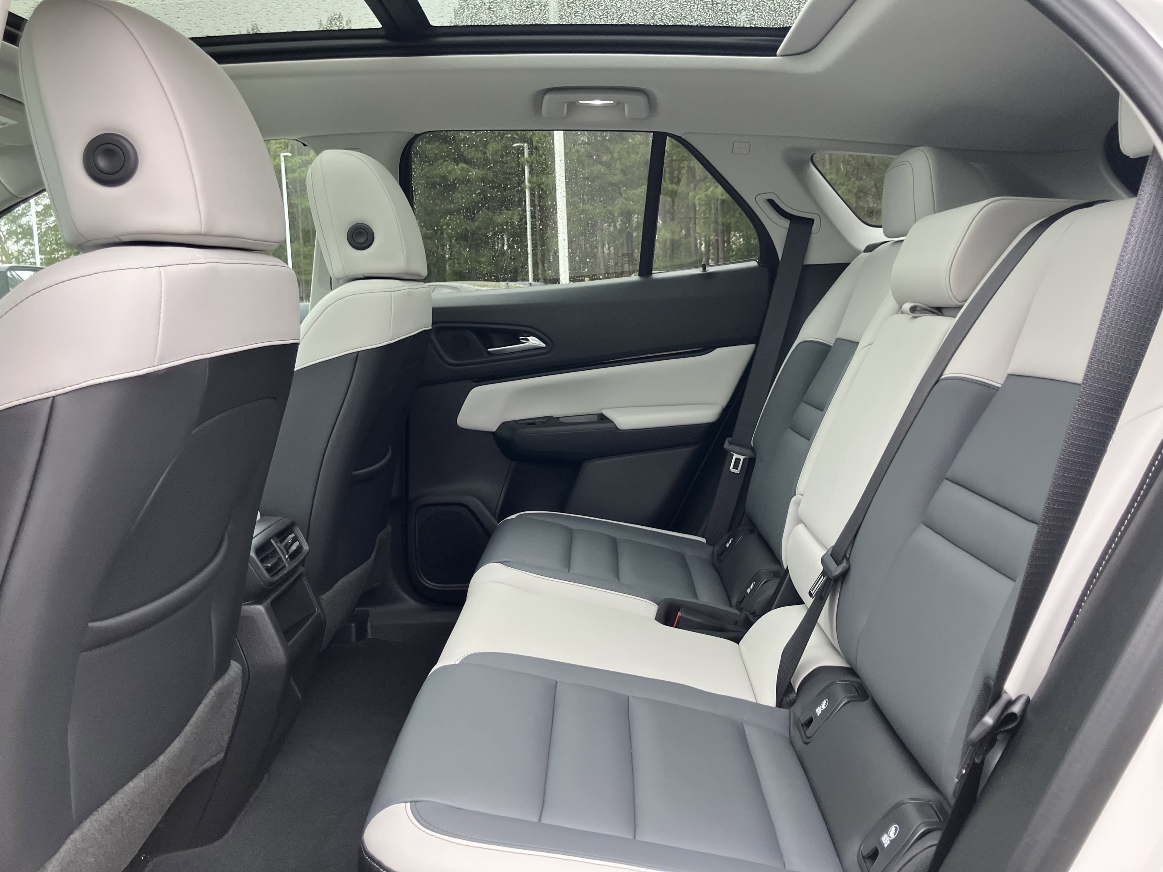 Vehicle photo 32