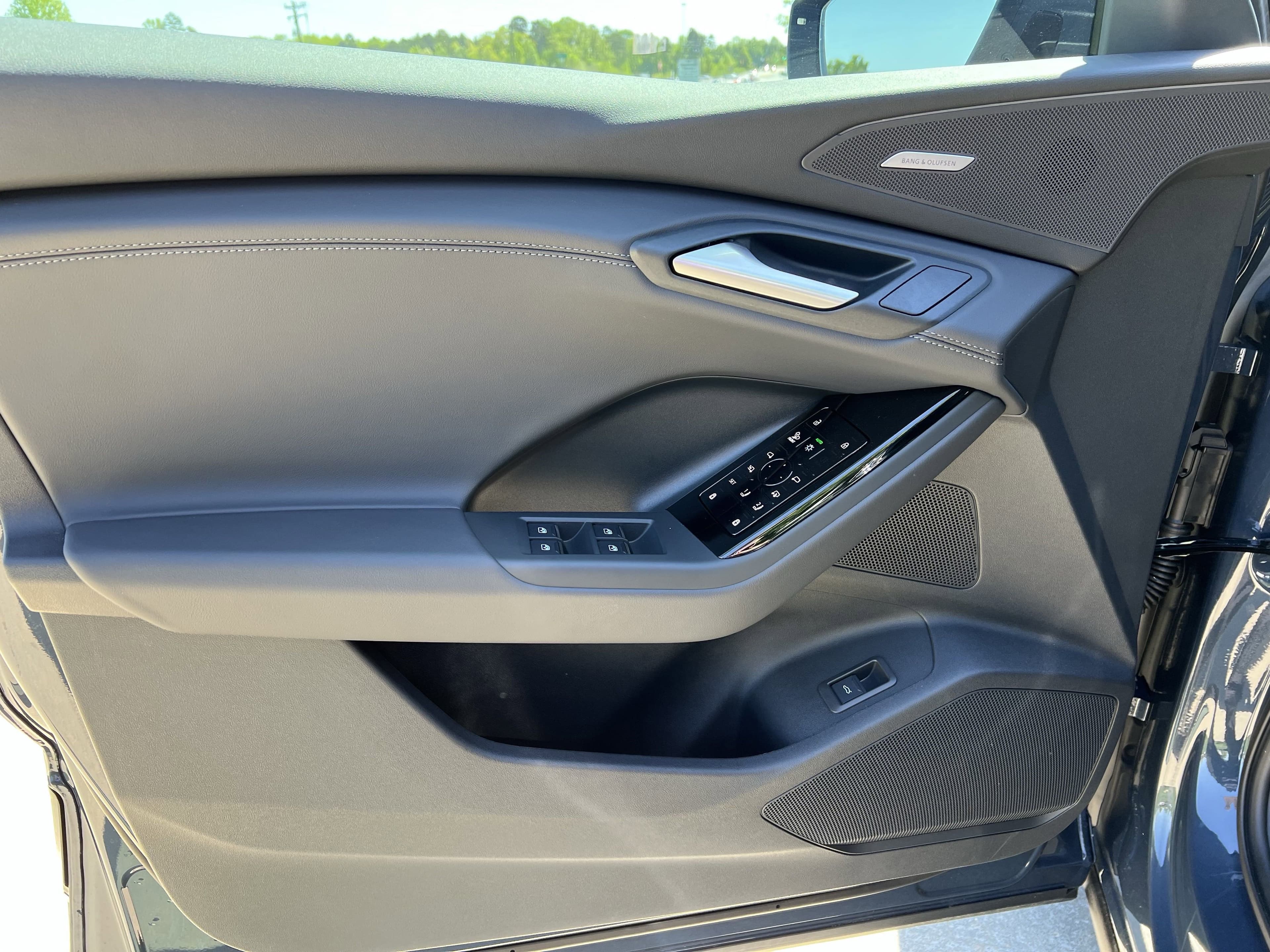 Vehicle photo 12