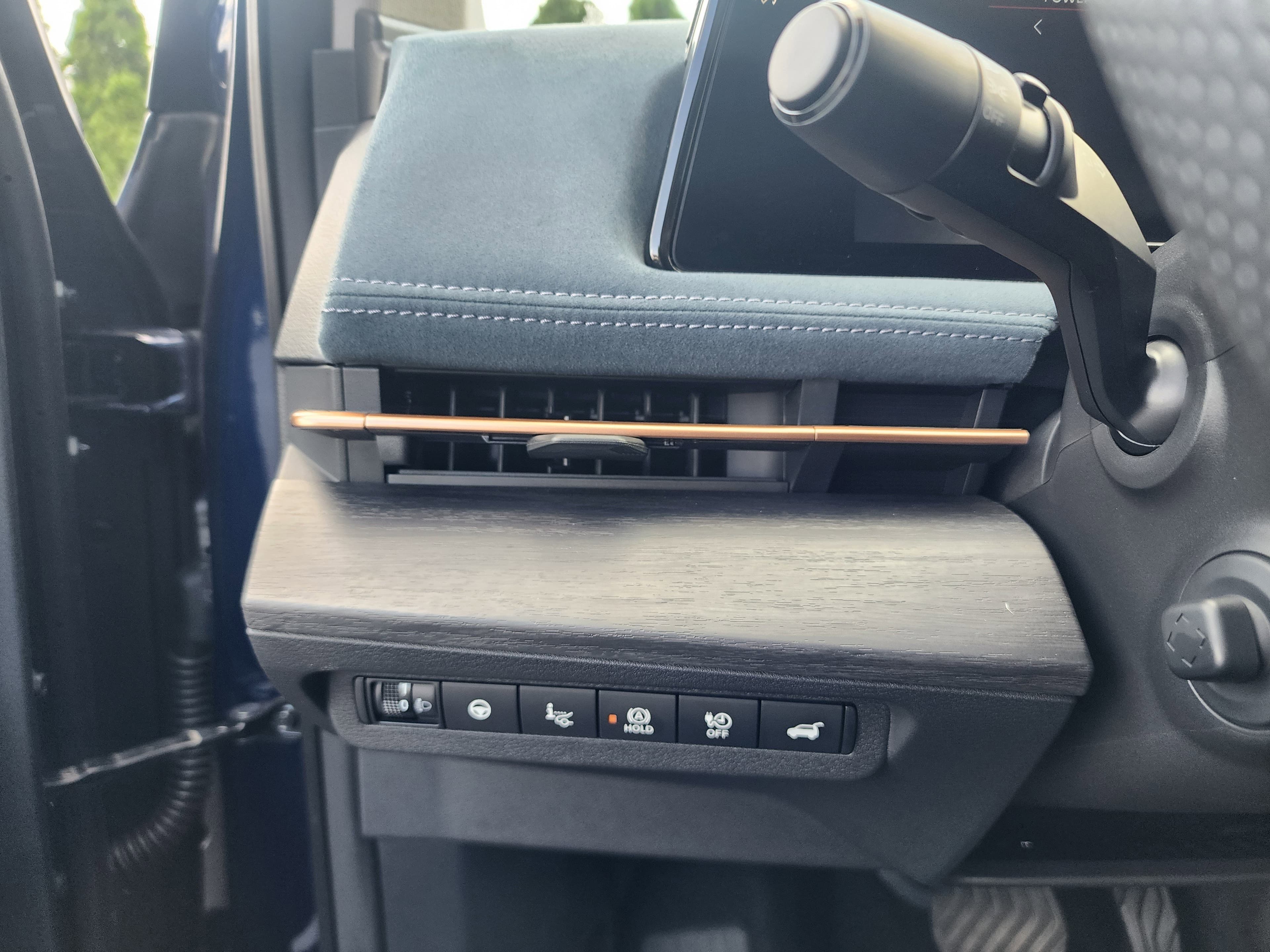 Vehicle photo 26