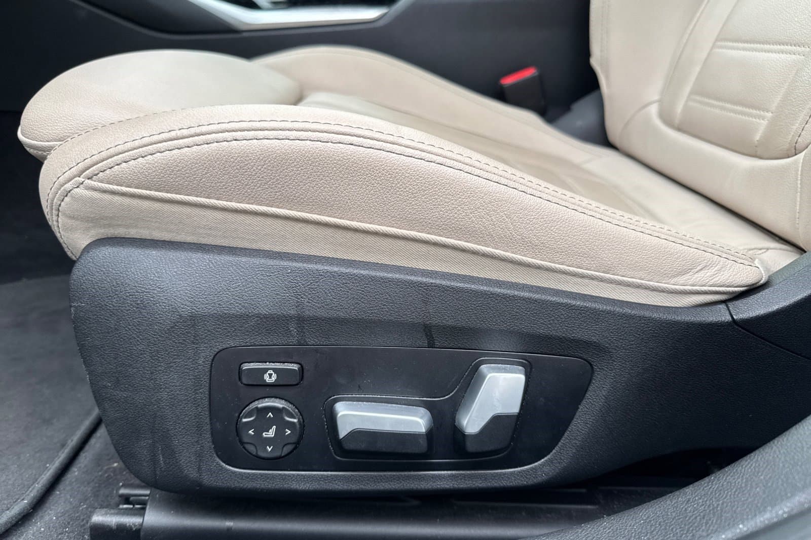 Vehicle photo 12