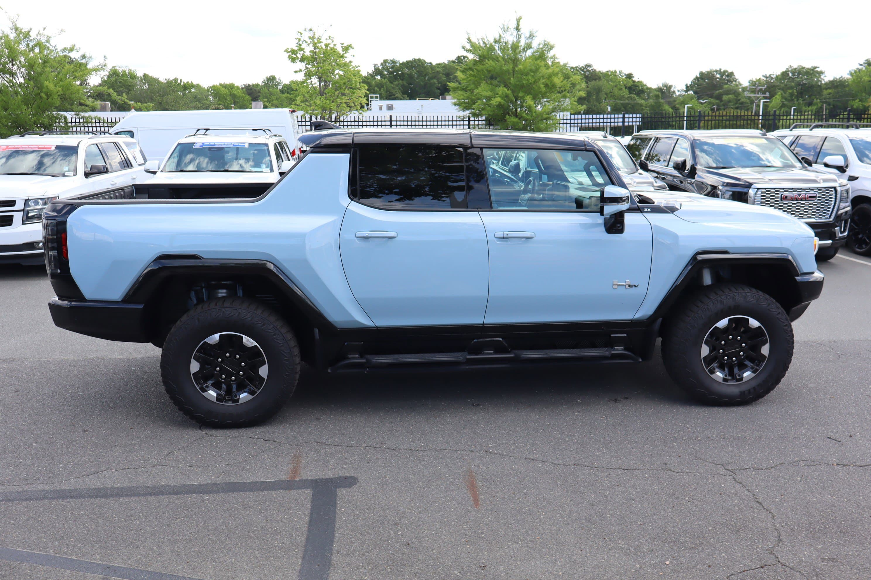 Vehicle photo 9