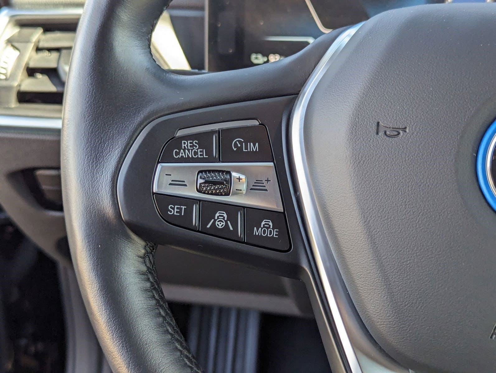 Vehicle photo 17