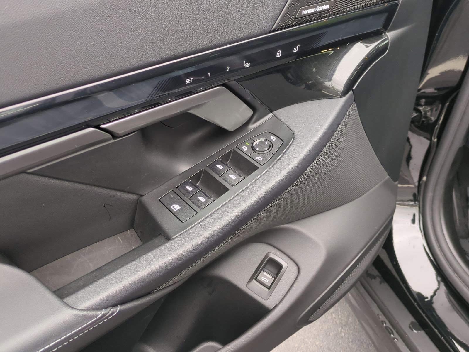 Vehicle photo 13