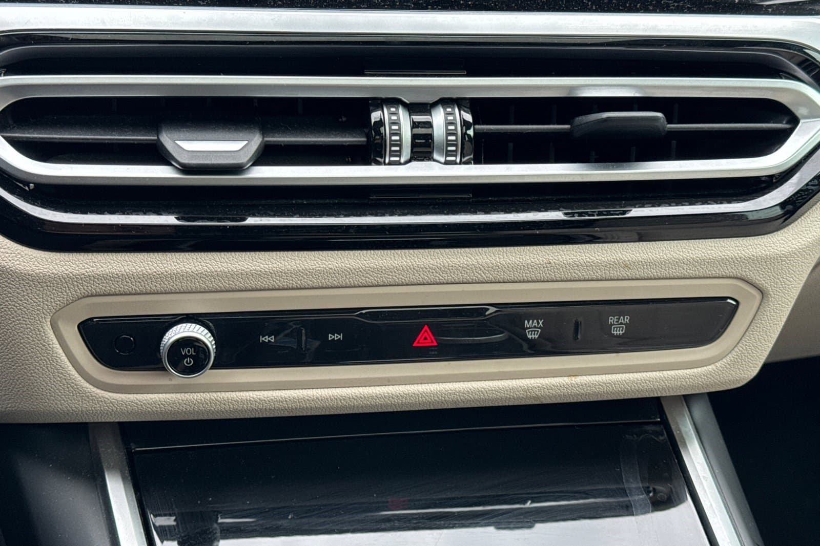 Vehicle photo 23