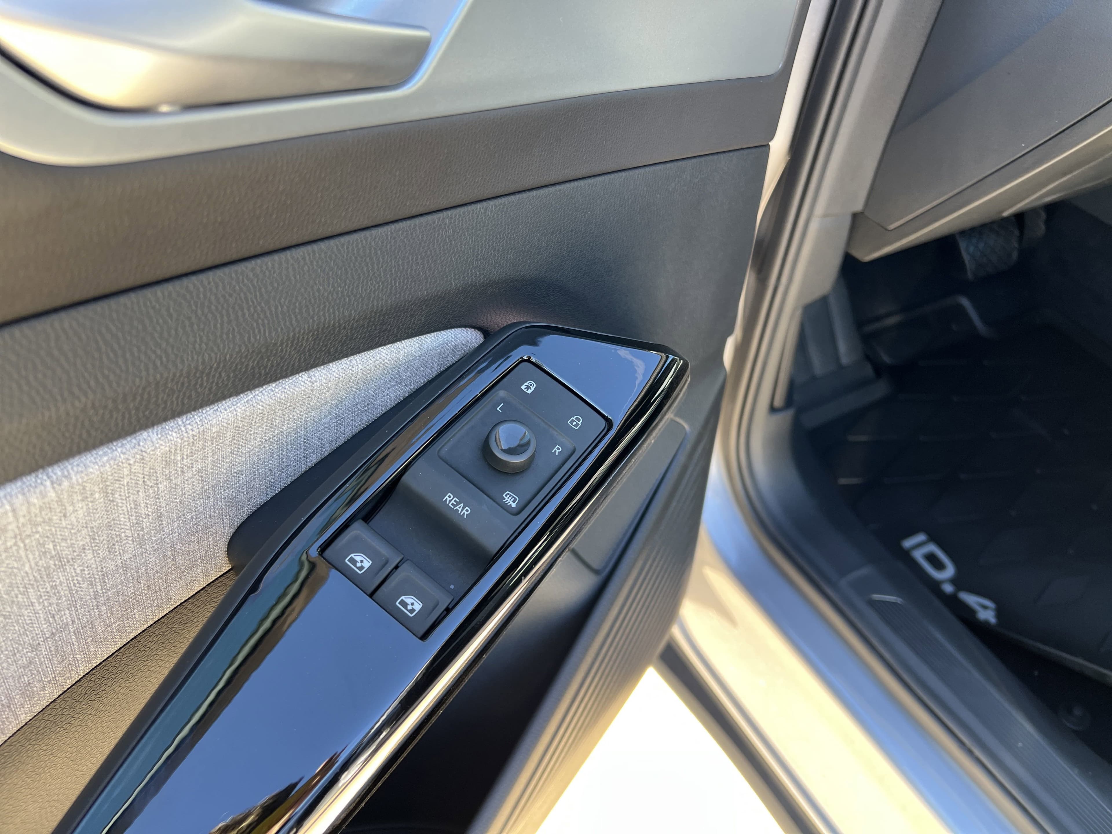 Vehicle photo 12