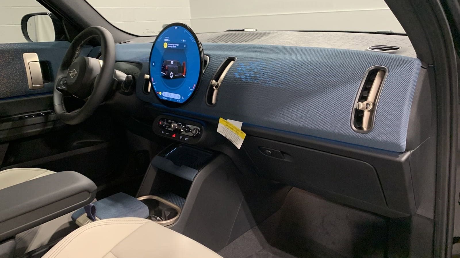 Vehicle photo 24