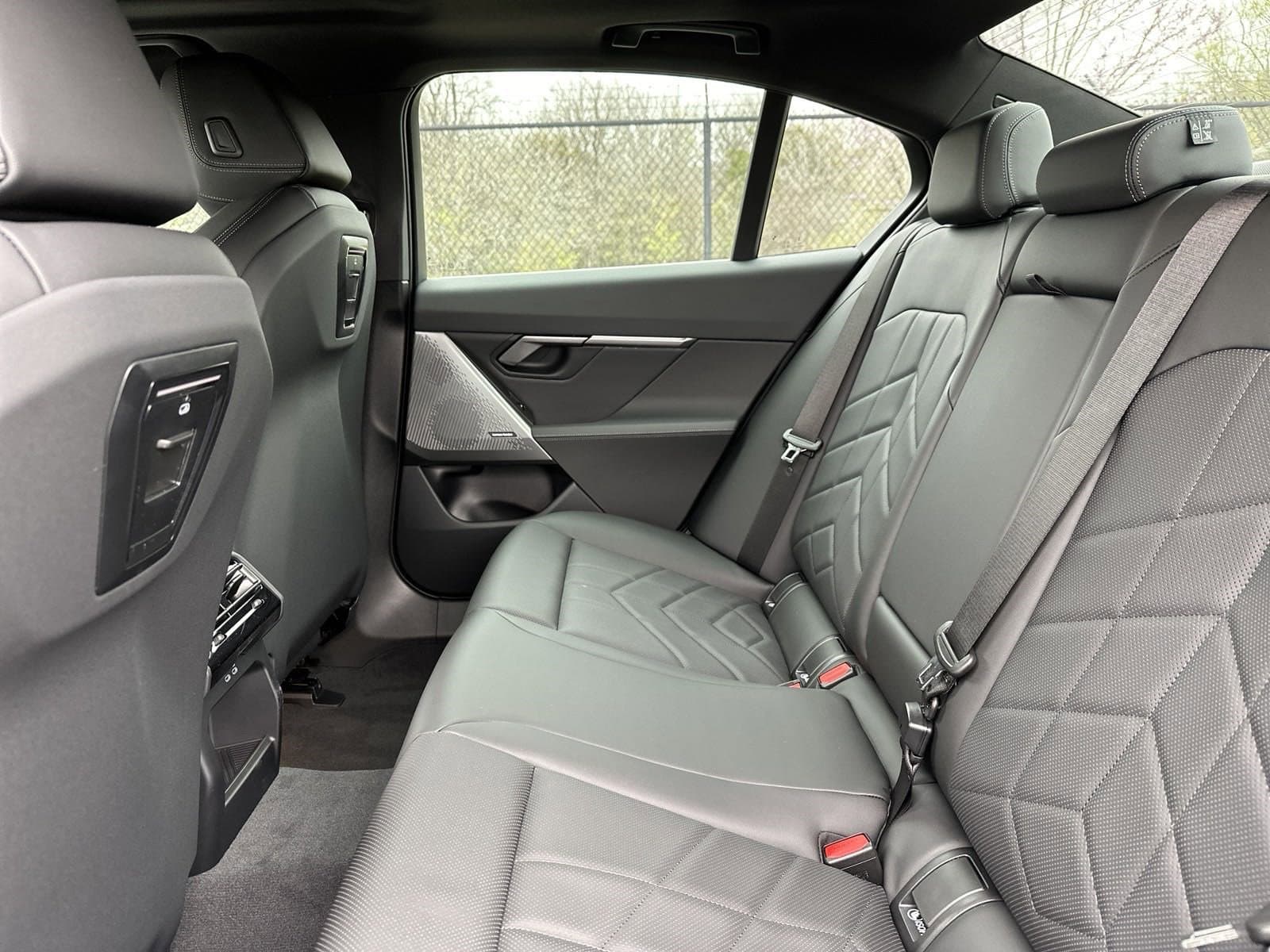 Vehicle photo 31