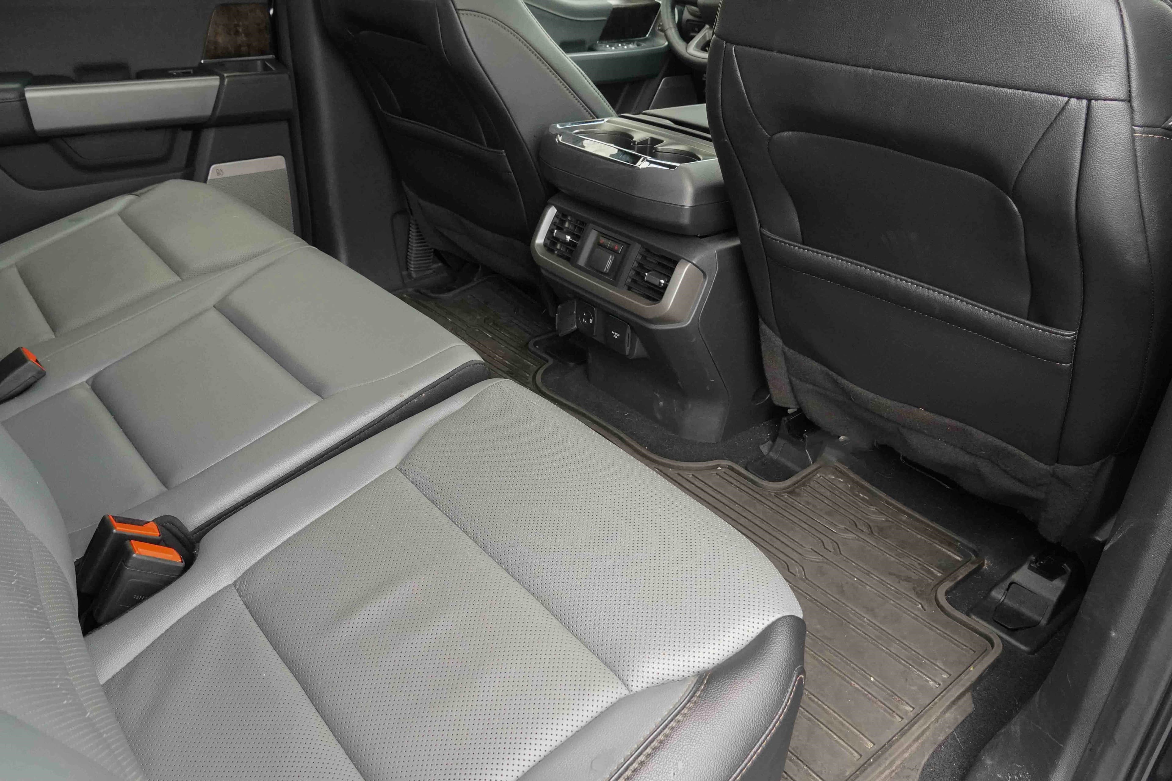 Vehicle photo 29