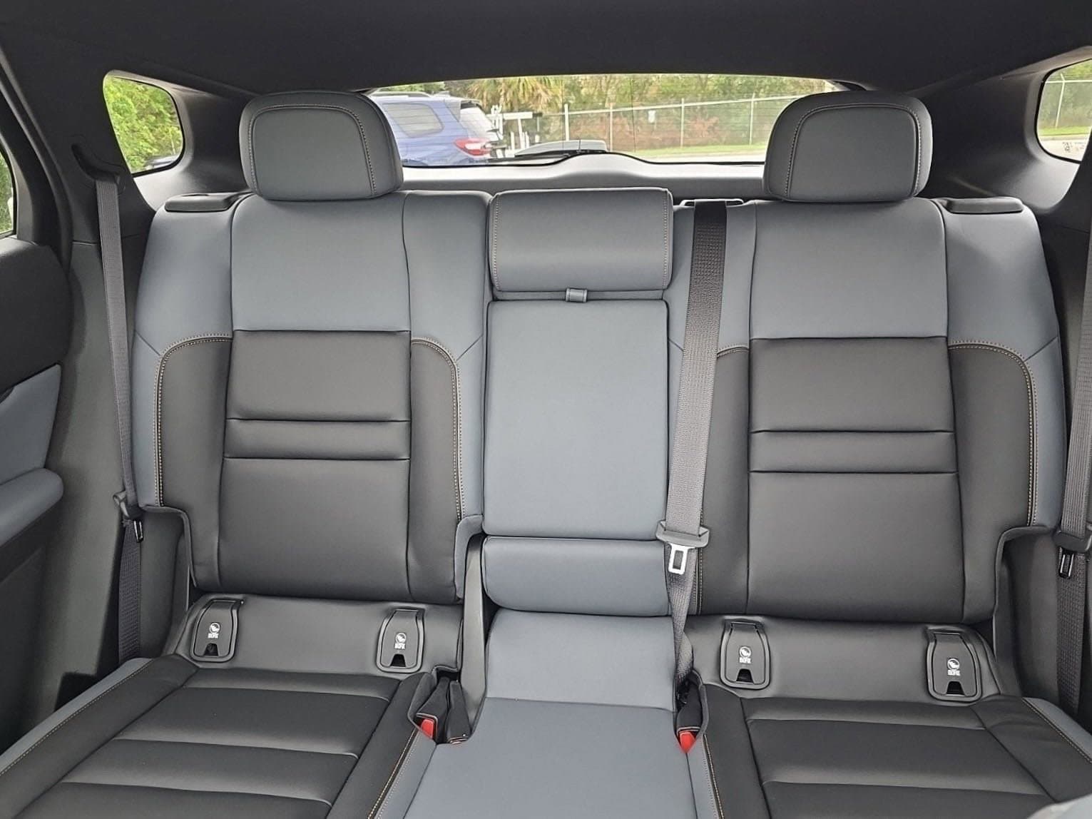 Vehicle photo 26