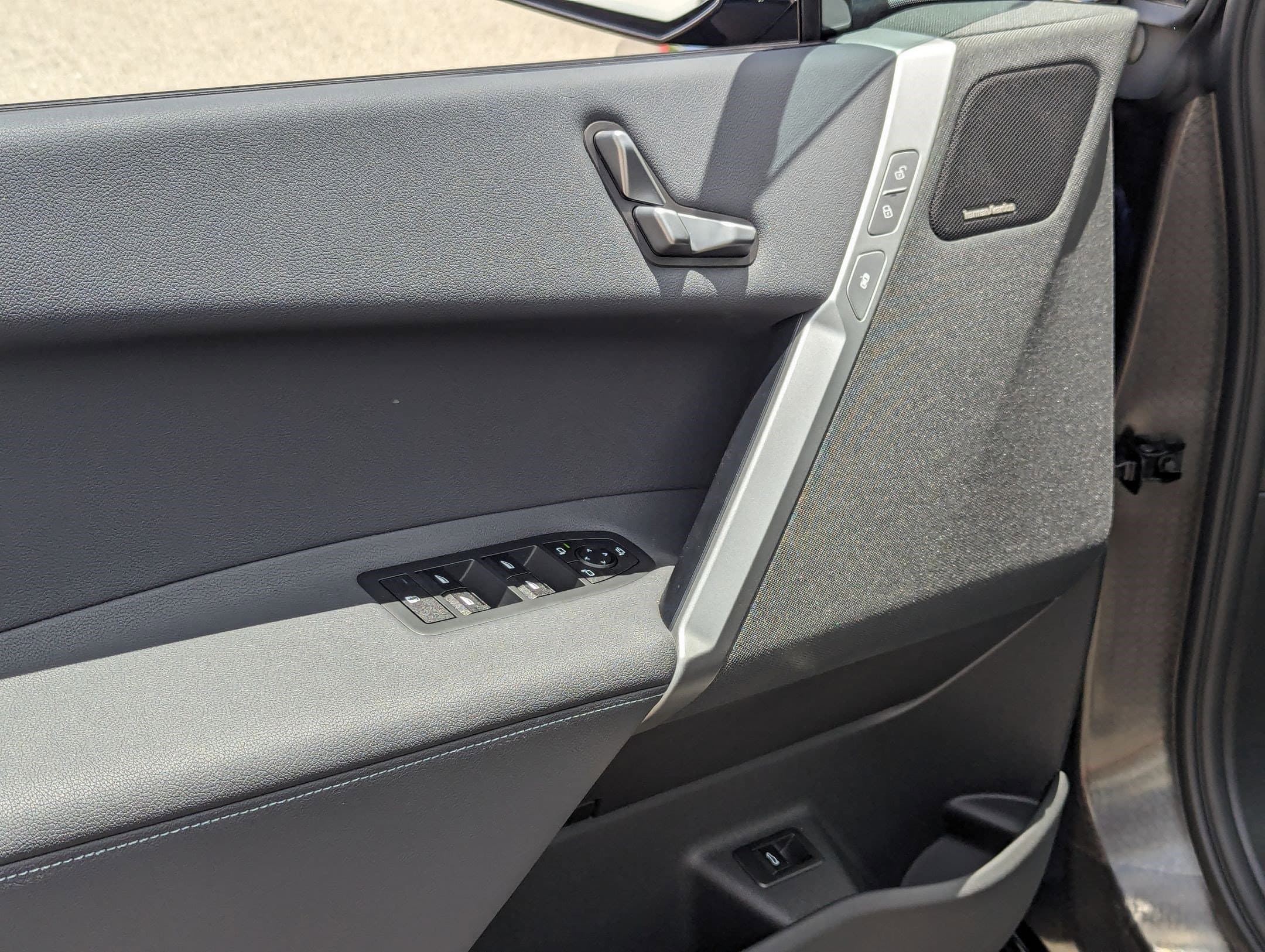 Vehicle photo 13