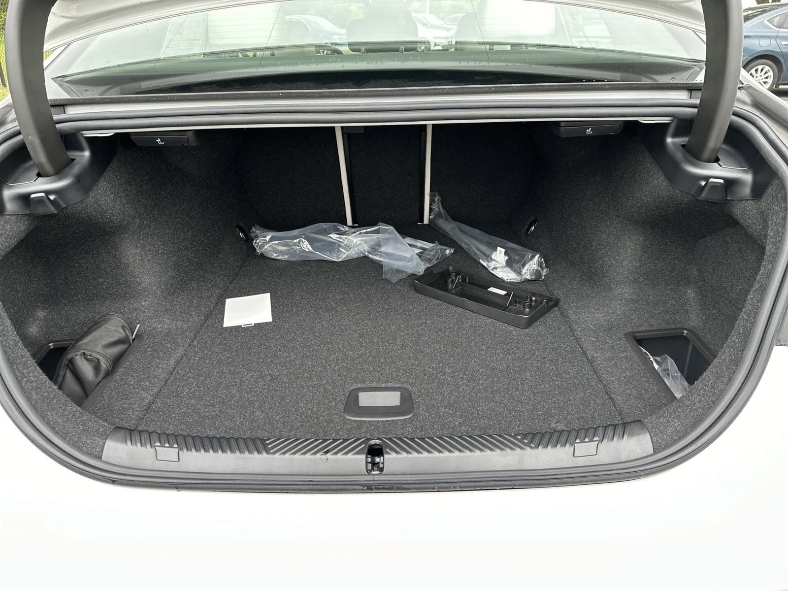 Vehicle photo 33