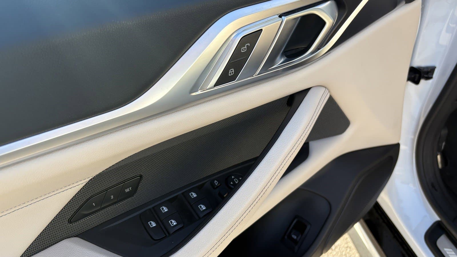 Vehicle photo 12