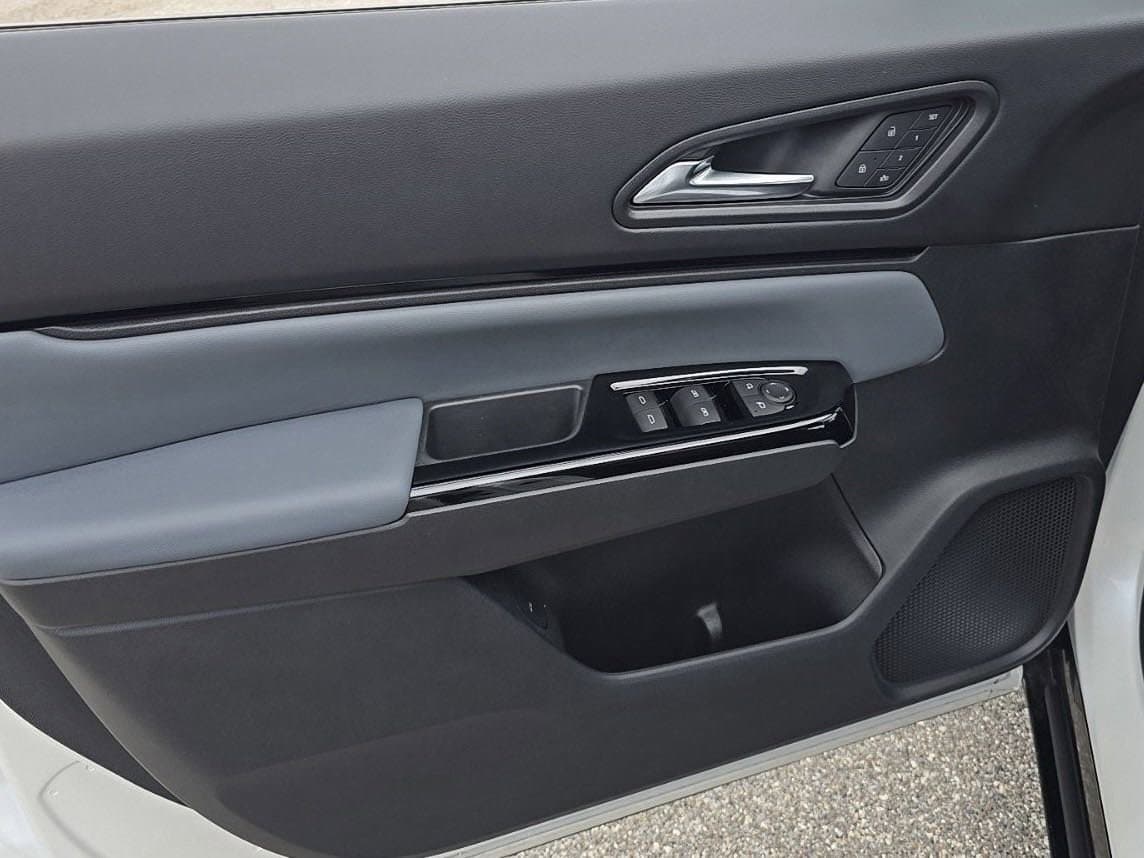 Vehicle photo 11