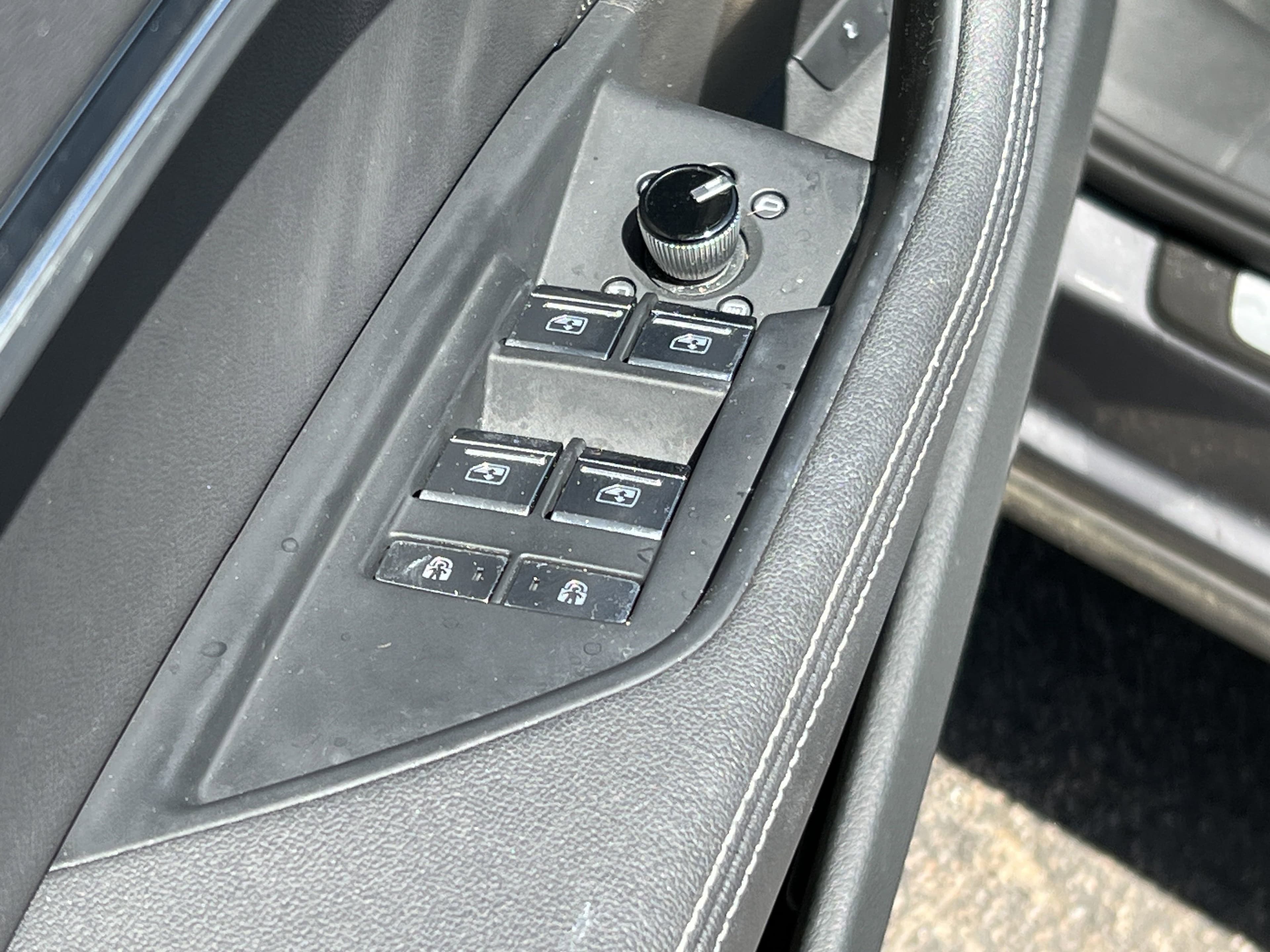 Vehicle photo 13