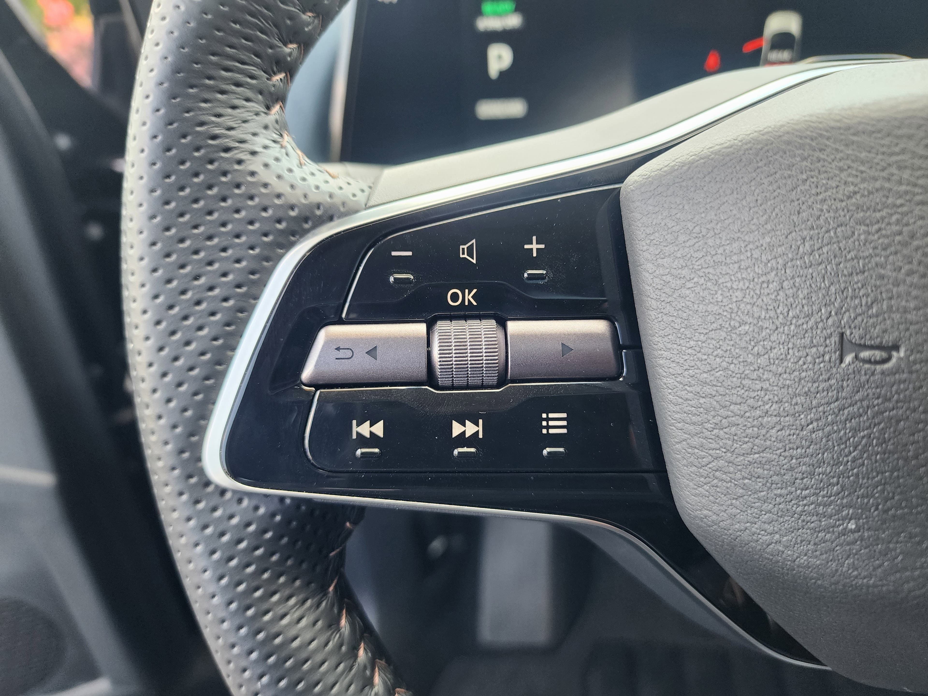 Vehicle photo 29